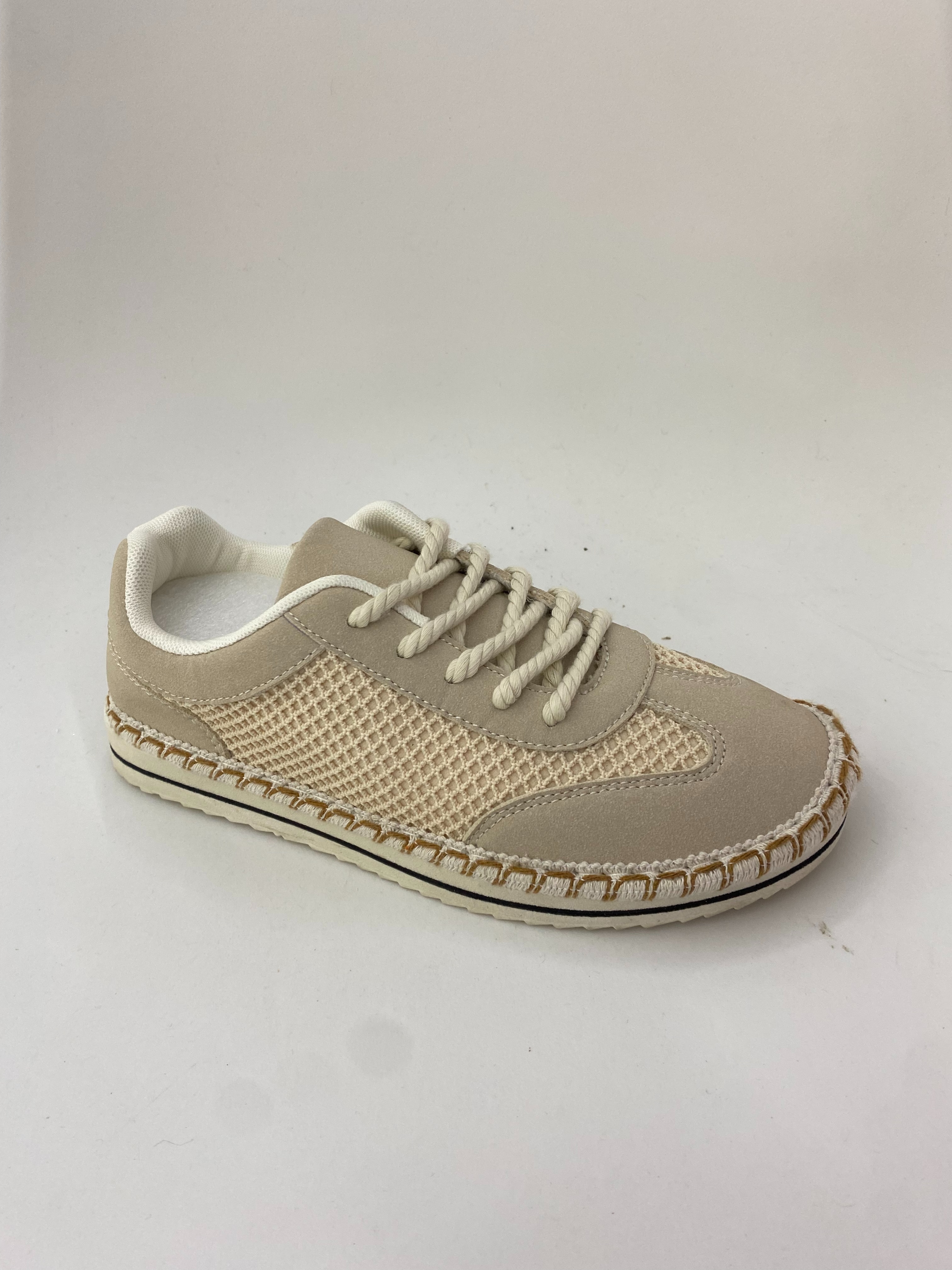Brown casual sports shoes, anti-slip, breathable, comfortable and versatile for women full figure