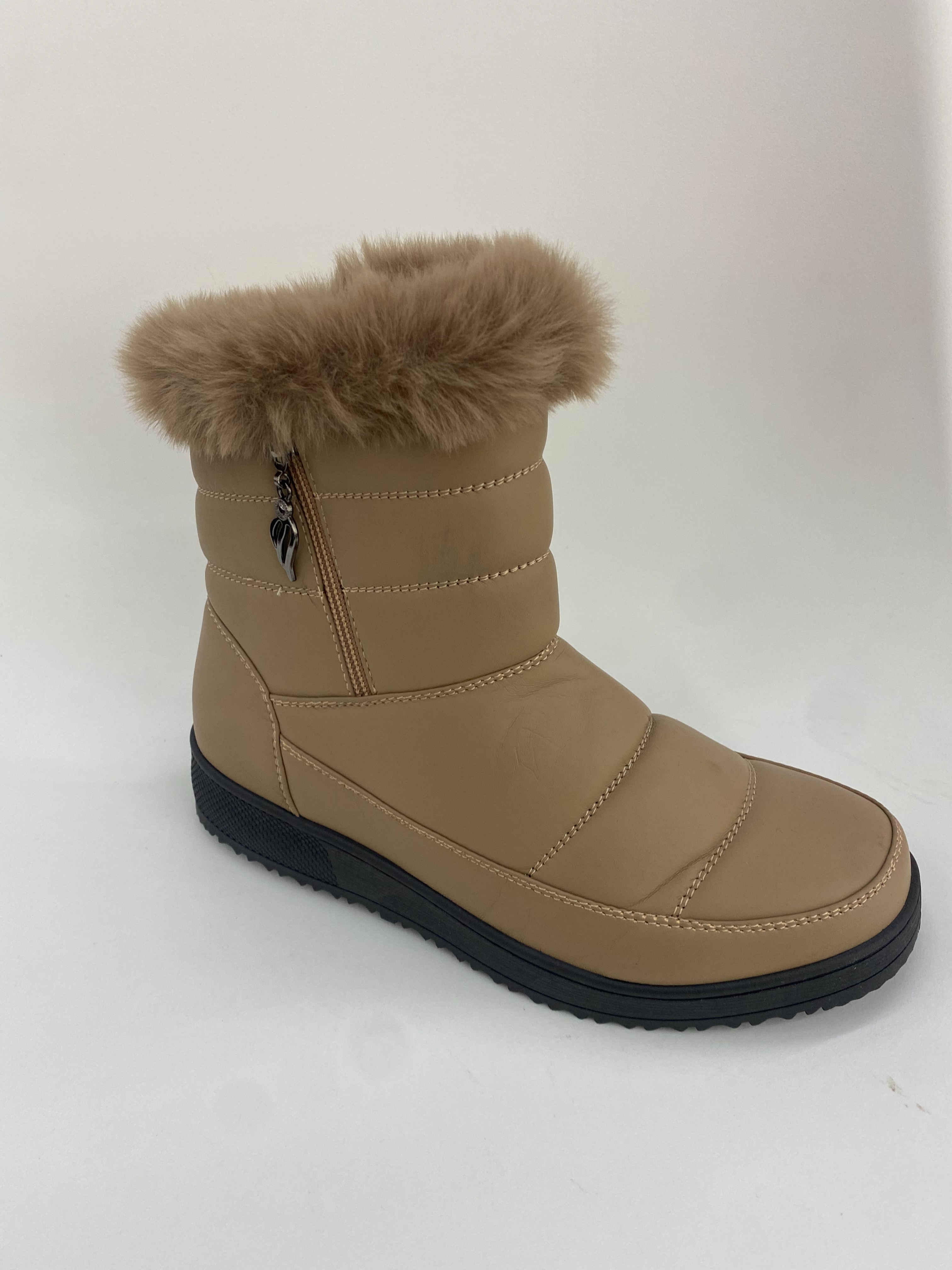 Brown plush snow boots, warm women's boots, fashionable work boots for women full figure