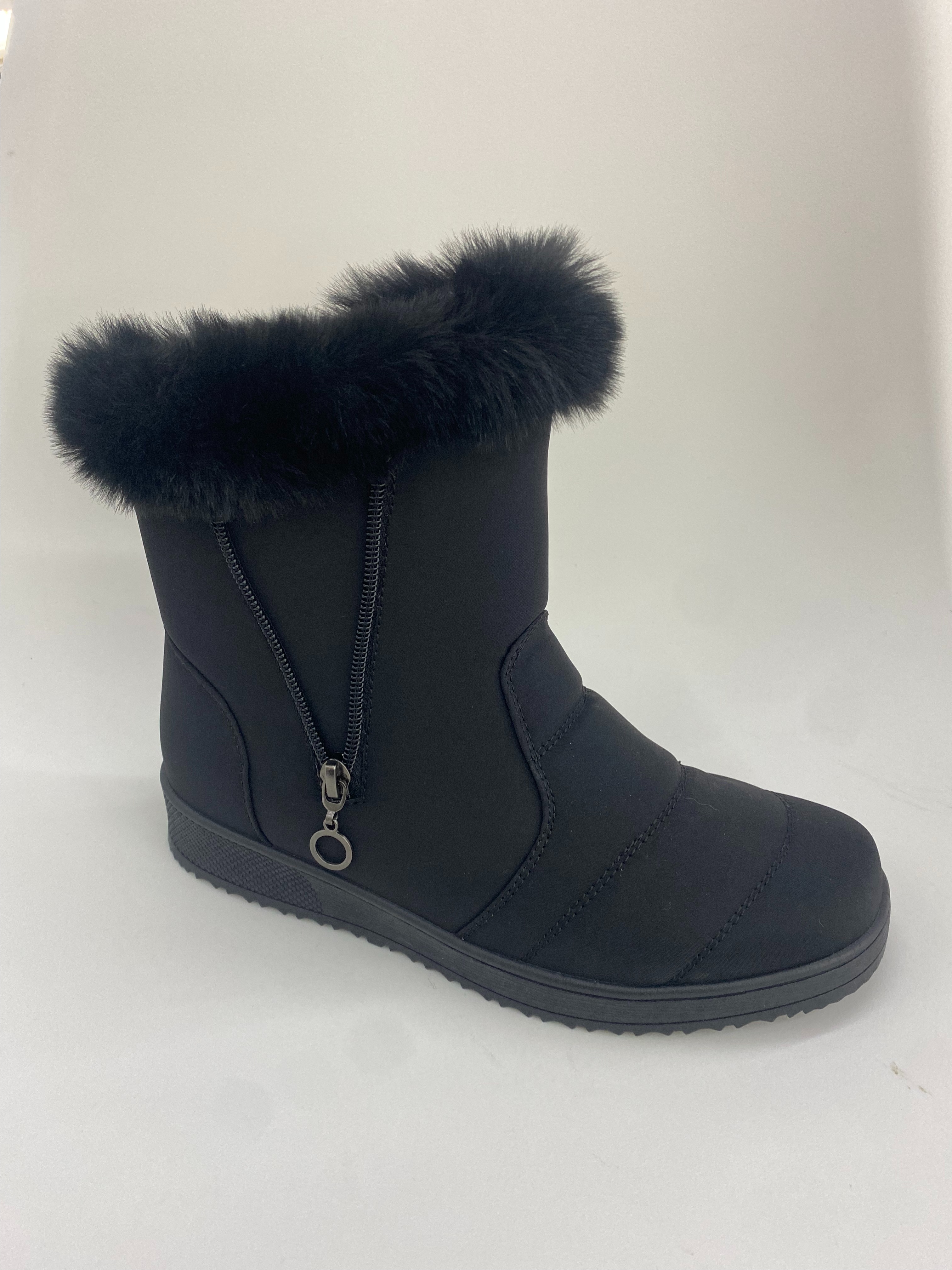 Black plush warm women's snow boots, leftover UGG snow boots full figure