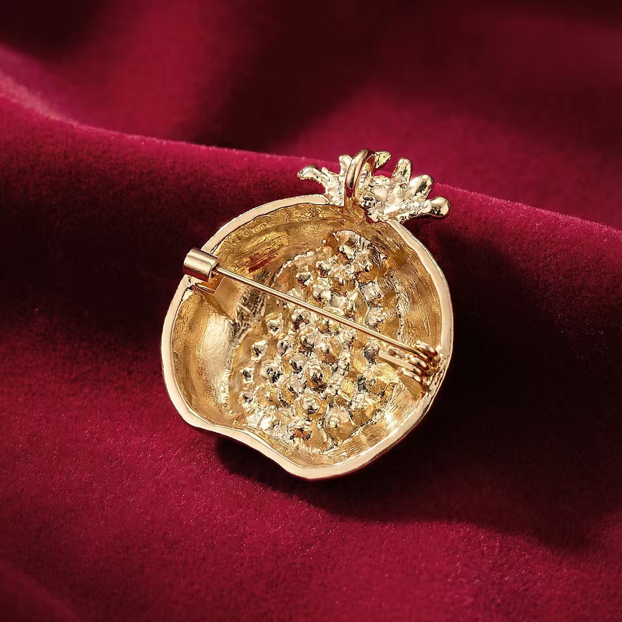Hot-selling enamel oil drip, red diamond, red pearl, pomegranate brooch, overcoat, suit jacket, corsage factory direct sales, versatile Item Picture