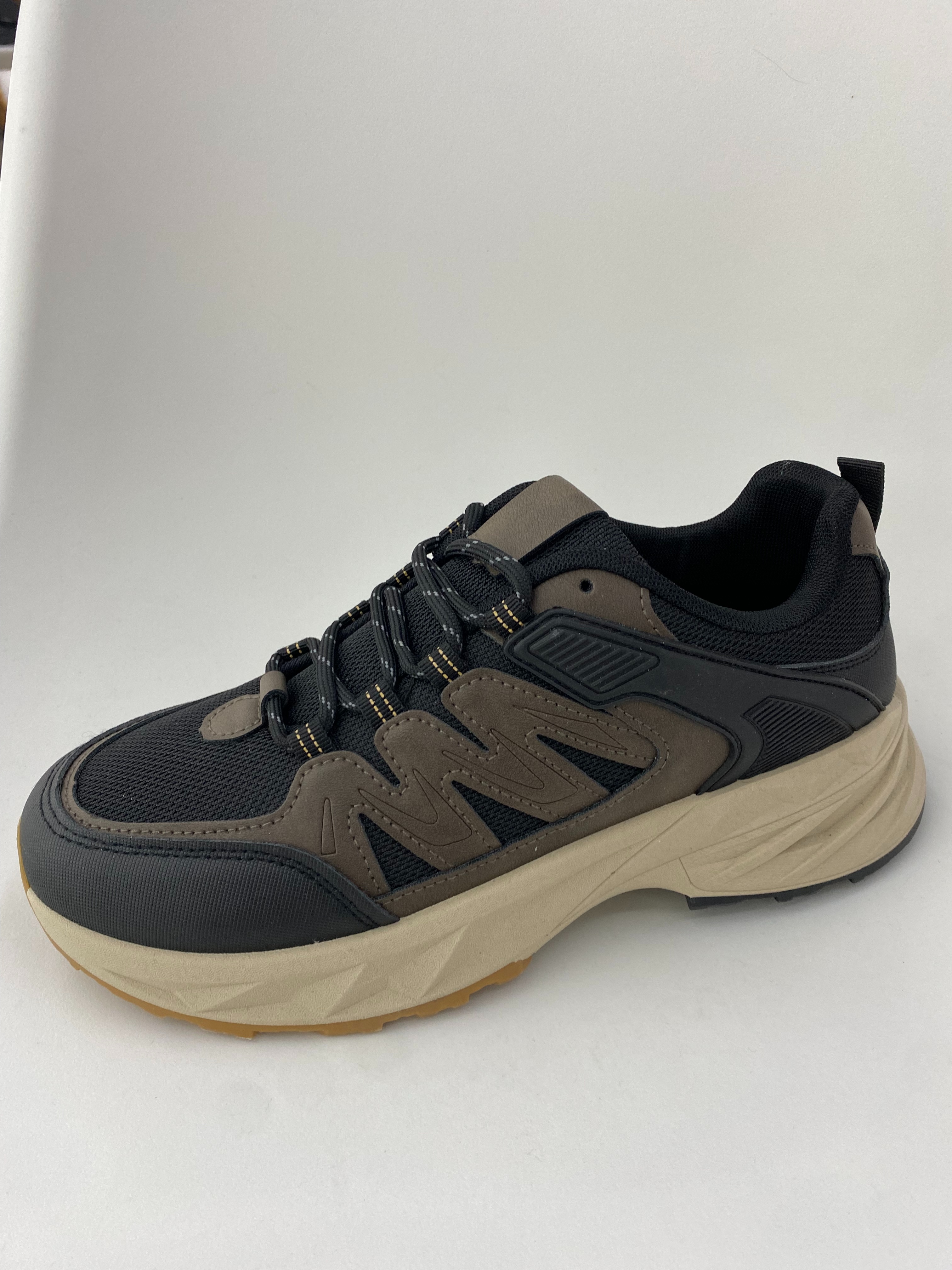 Men's summer sports shoes are casual, breathable, lightweight and comfortable full figure