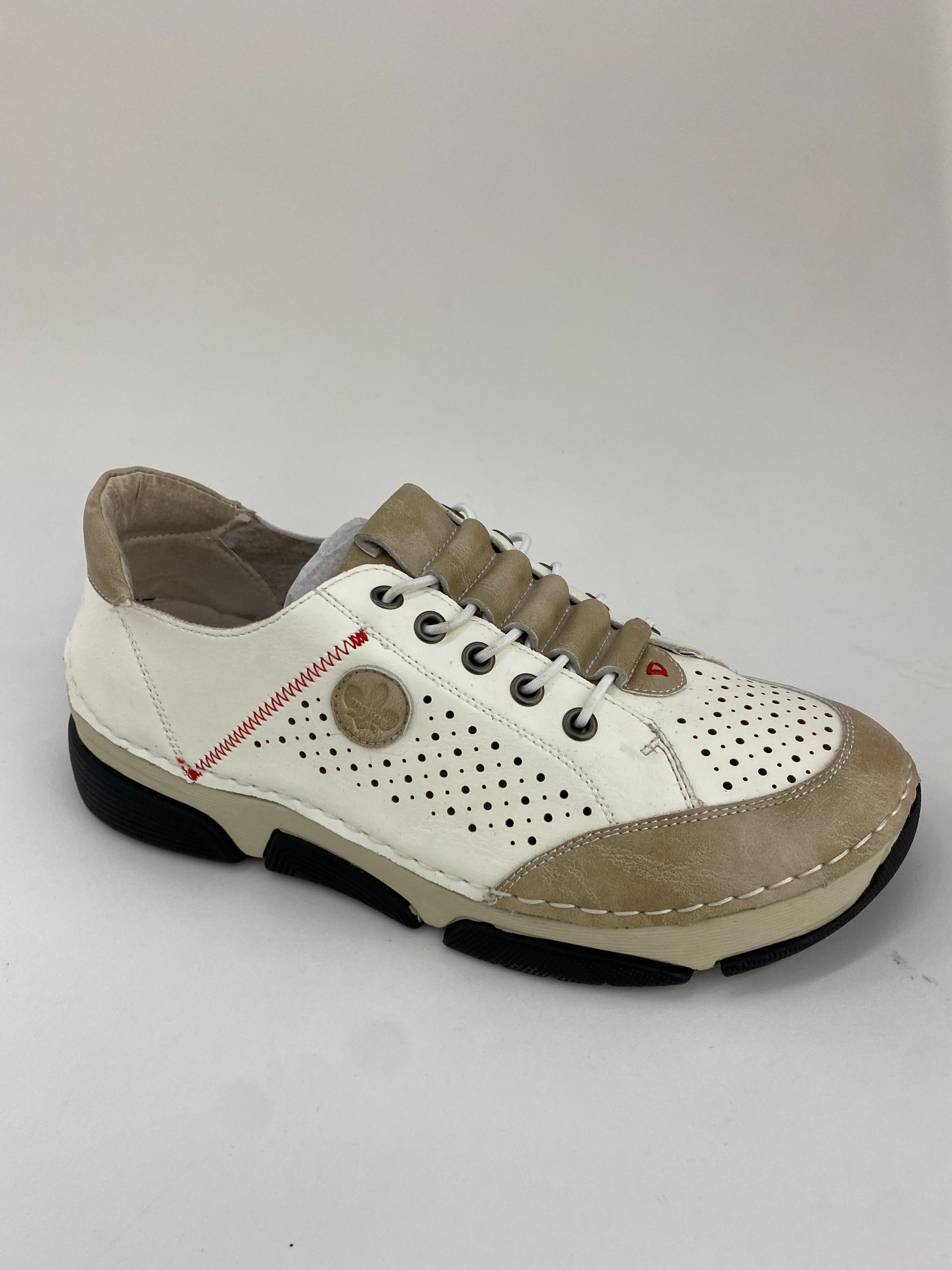 White sports shoes for women's casual, comfortable life and shopping full figure