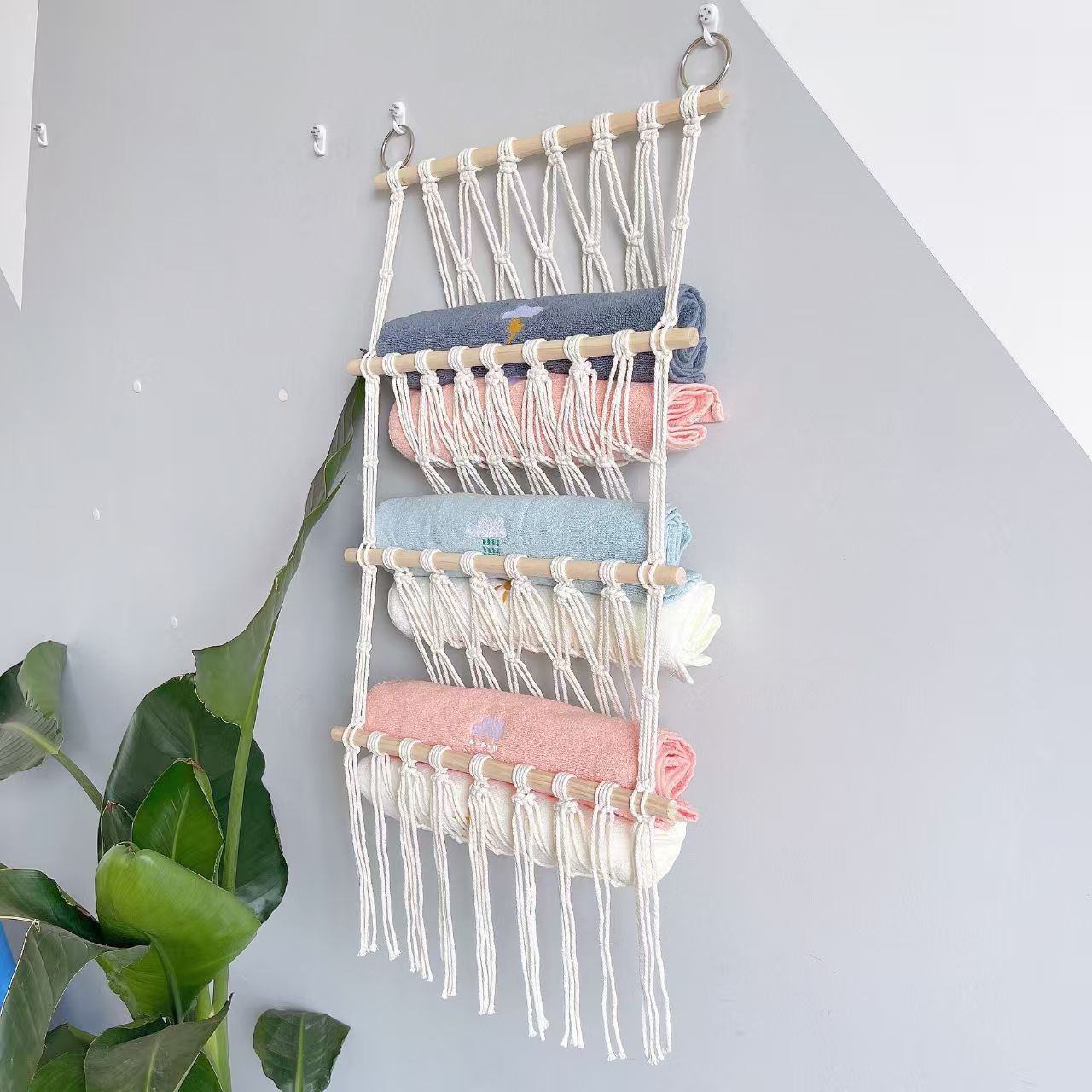 Nordic-style hand-woven storage tapestry, made of natural wood poles and cotton ropes, integrates wall storage and decoration, enhancing the soft furnishing atmosphere and style of your home Application Scenario