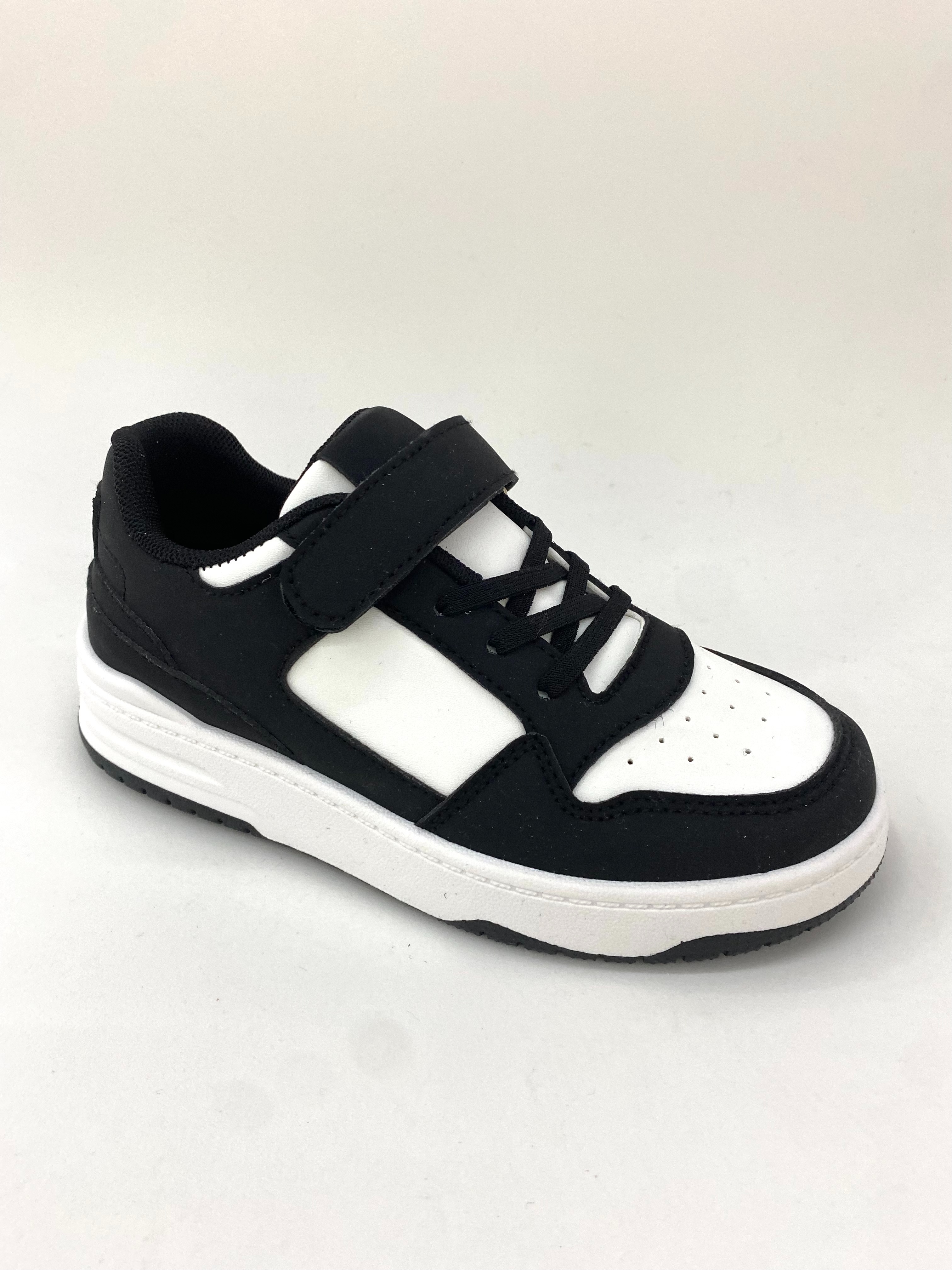The new black and white patchwork children's sports shoes are comfortable, versatile and trendy running shoes full figure