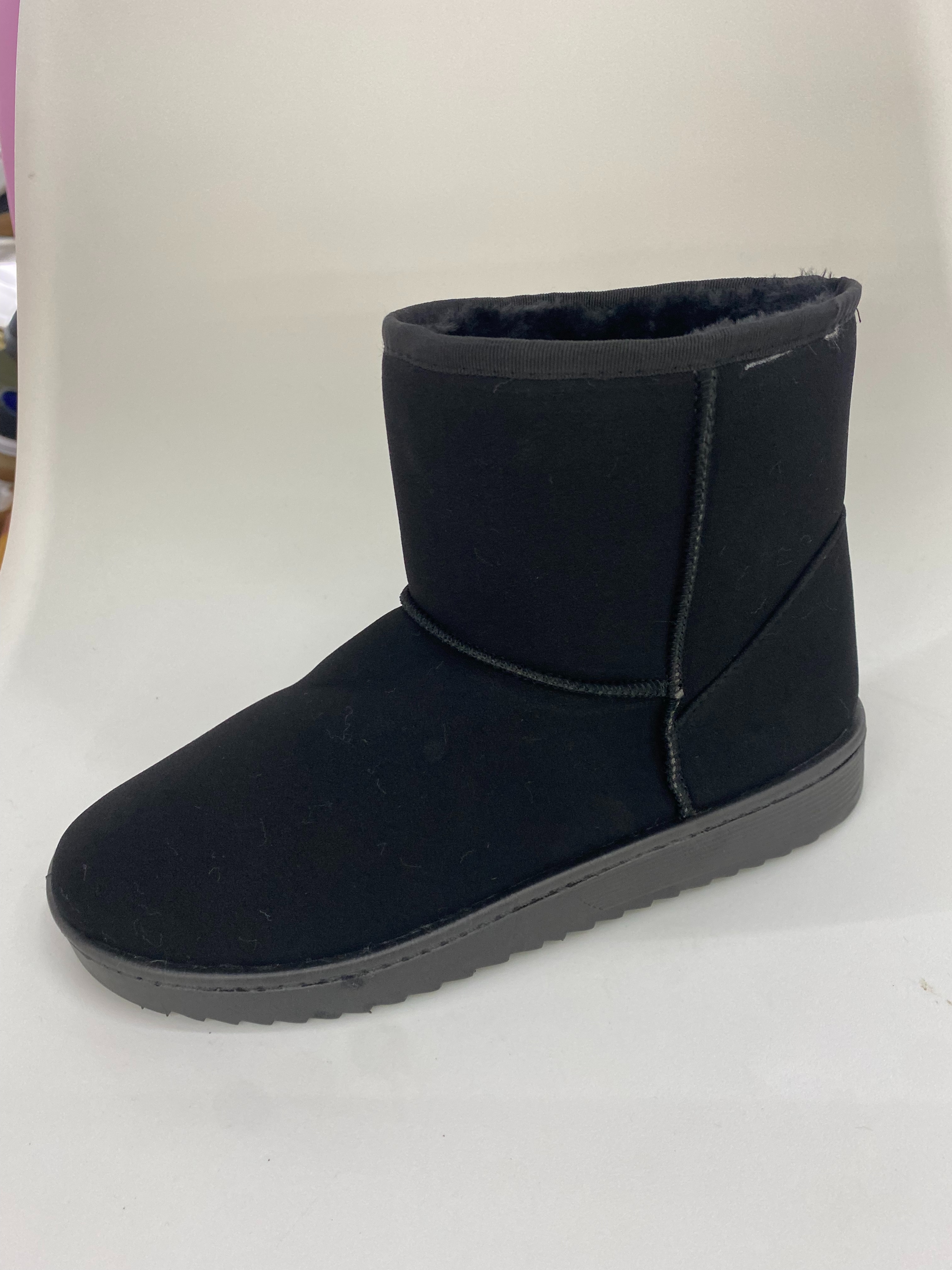 Black ankle snow boots, warm men's boots, leftover snow boots full figure