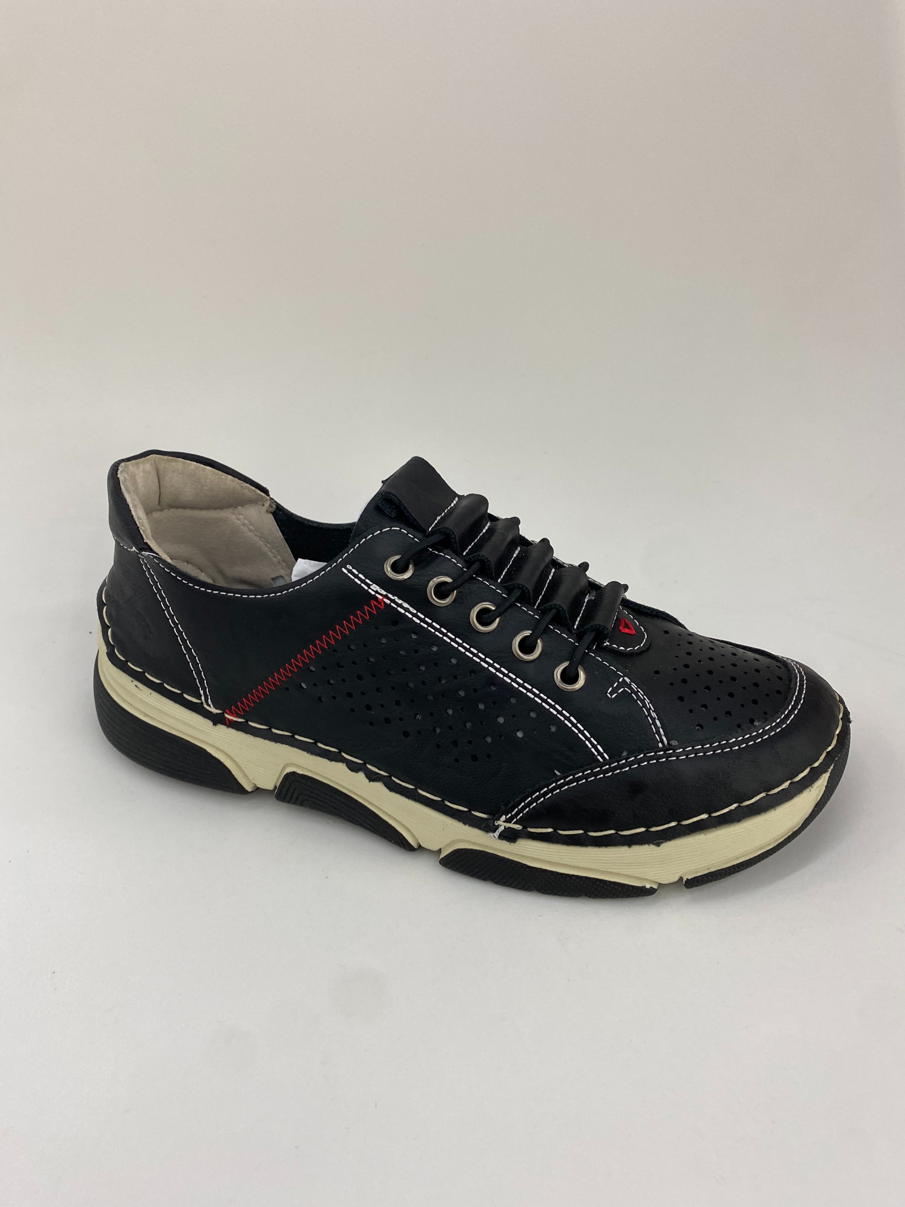 Black sports shoes for women's casual, fashionable, comfortable life and shopping full figure