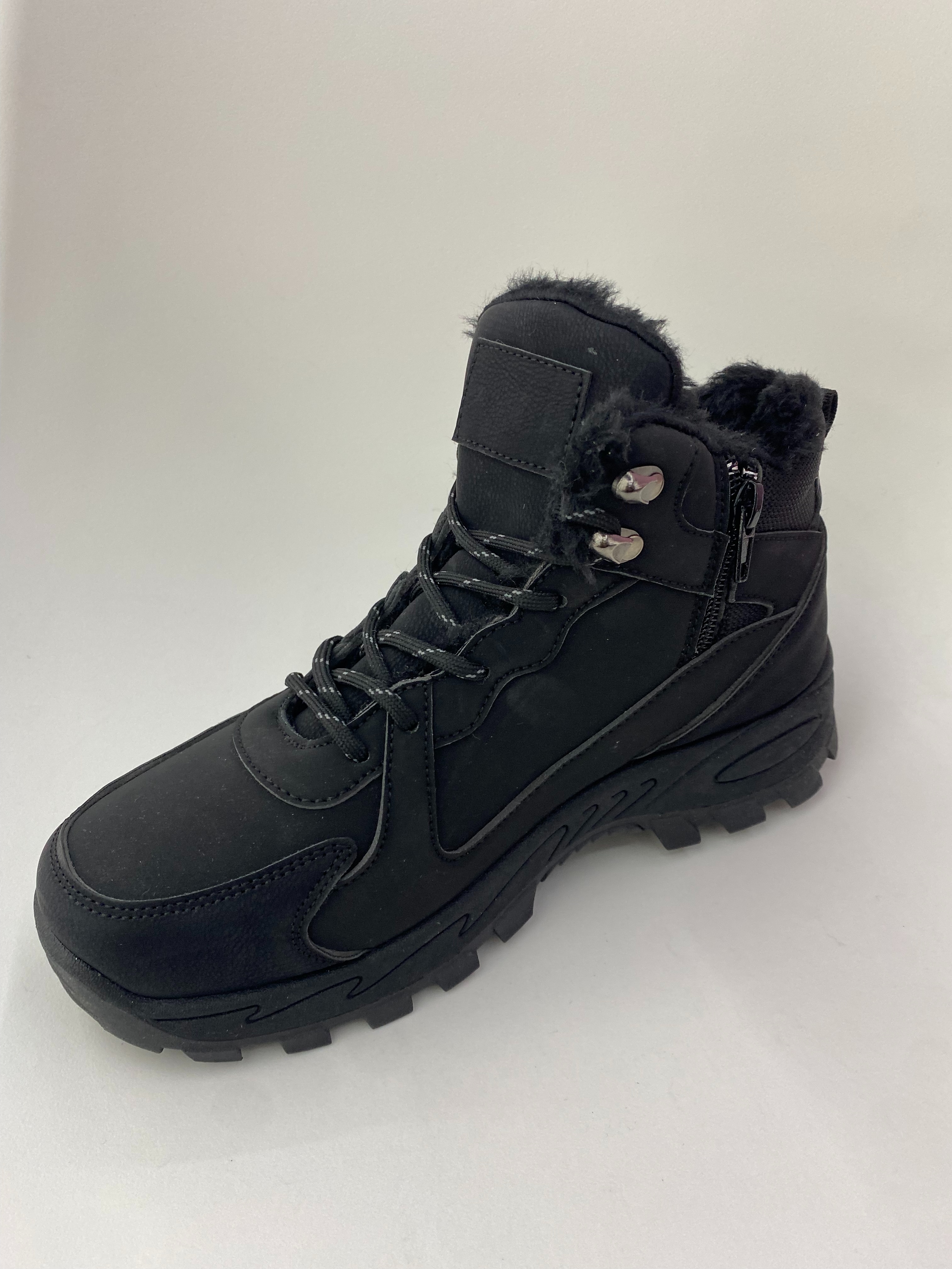 Hiking shoes for autumn and winter are anti-slip, wear-resistant and breathable. Hiking sports shoes are comfortable and durable details Picture