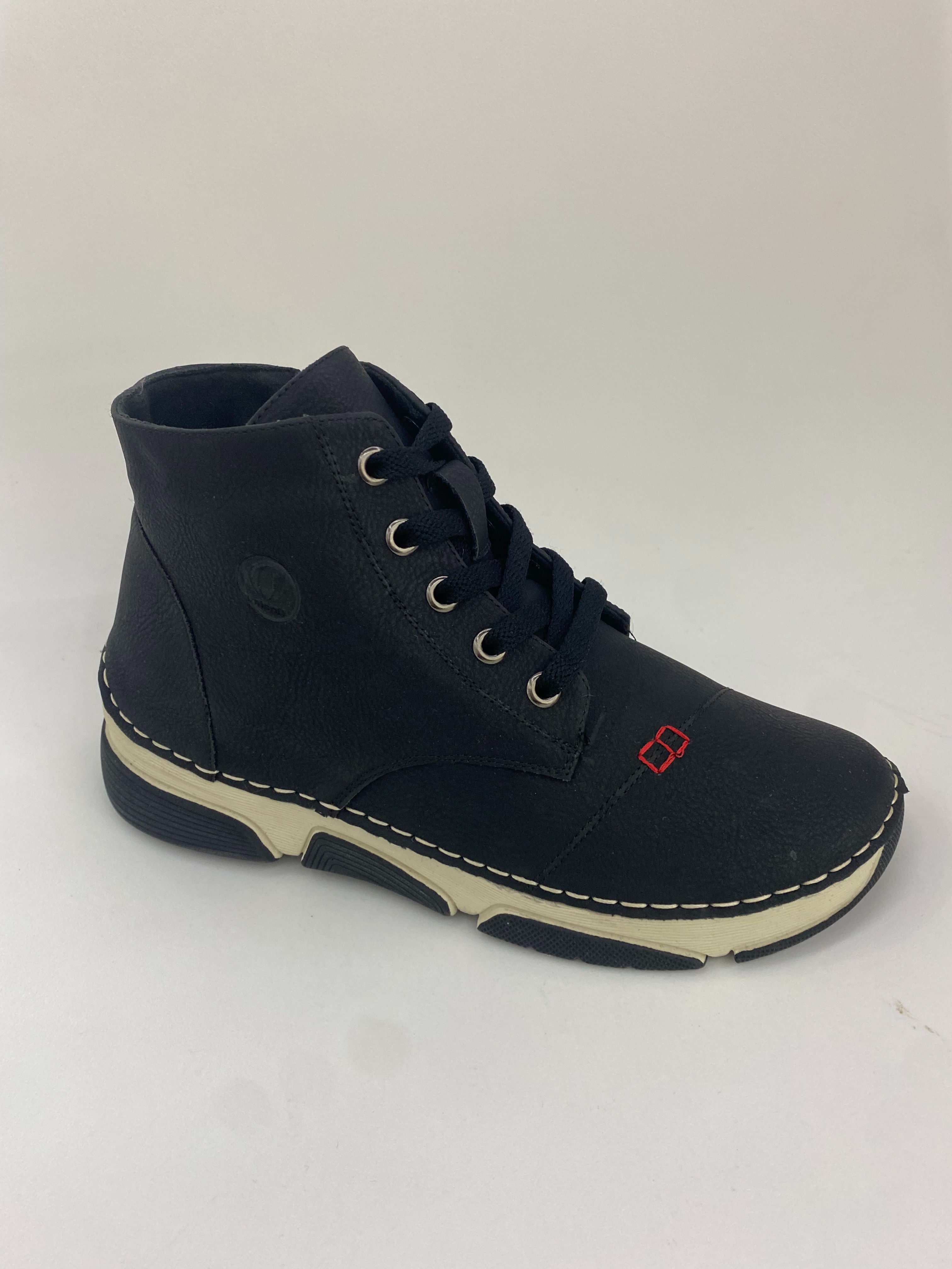 Black high-top women's shoes with a top layer of cowhide are comfortable, versatile and casual for women full figure