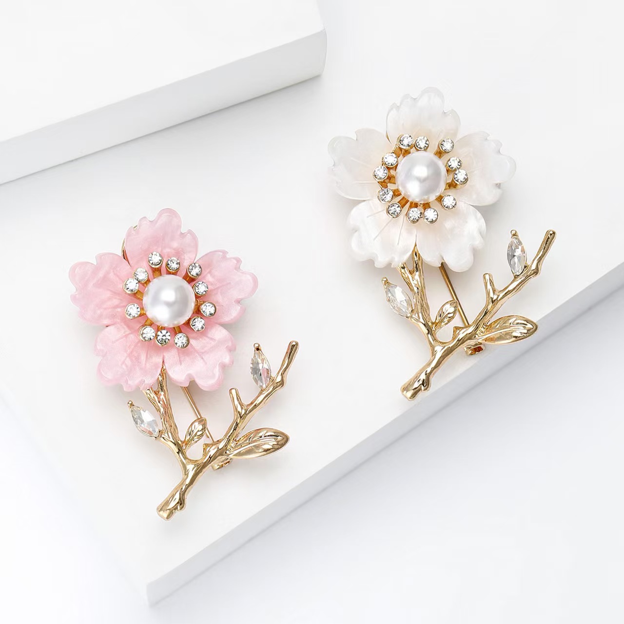 New high-end and fashionable resin pearl plum blossom brooch, elegant and refined women's clothing brooch accessory pin