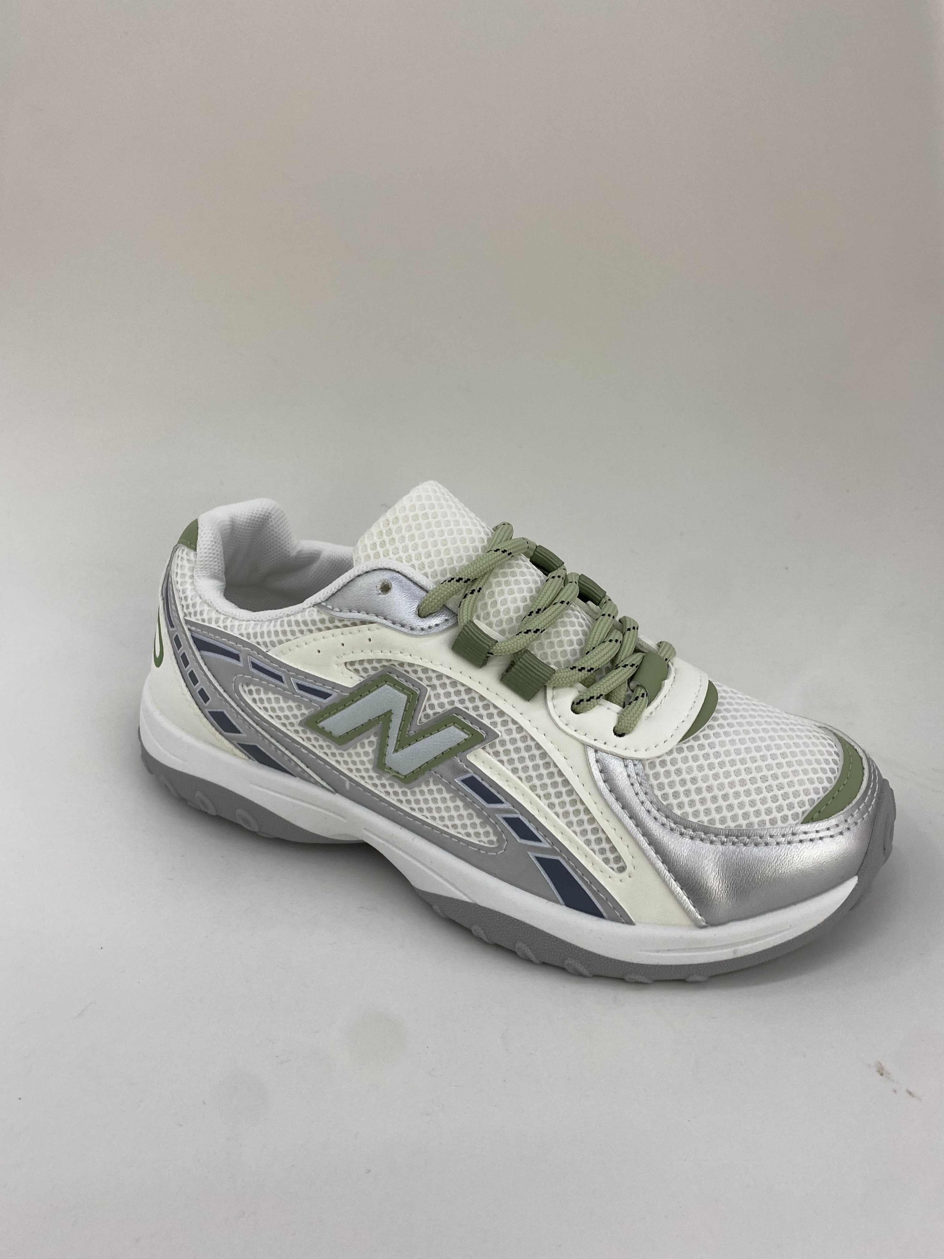 White sports shoes for women, breathable, comfortable and wear-resistant hiking shoes full figure