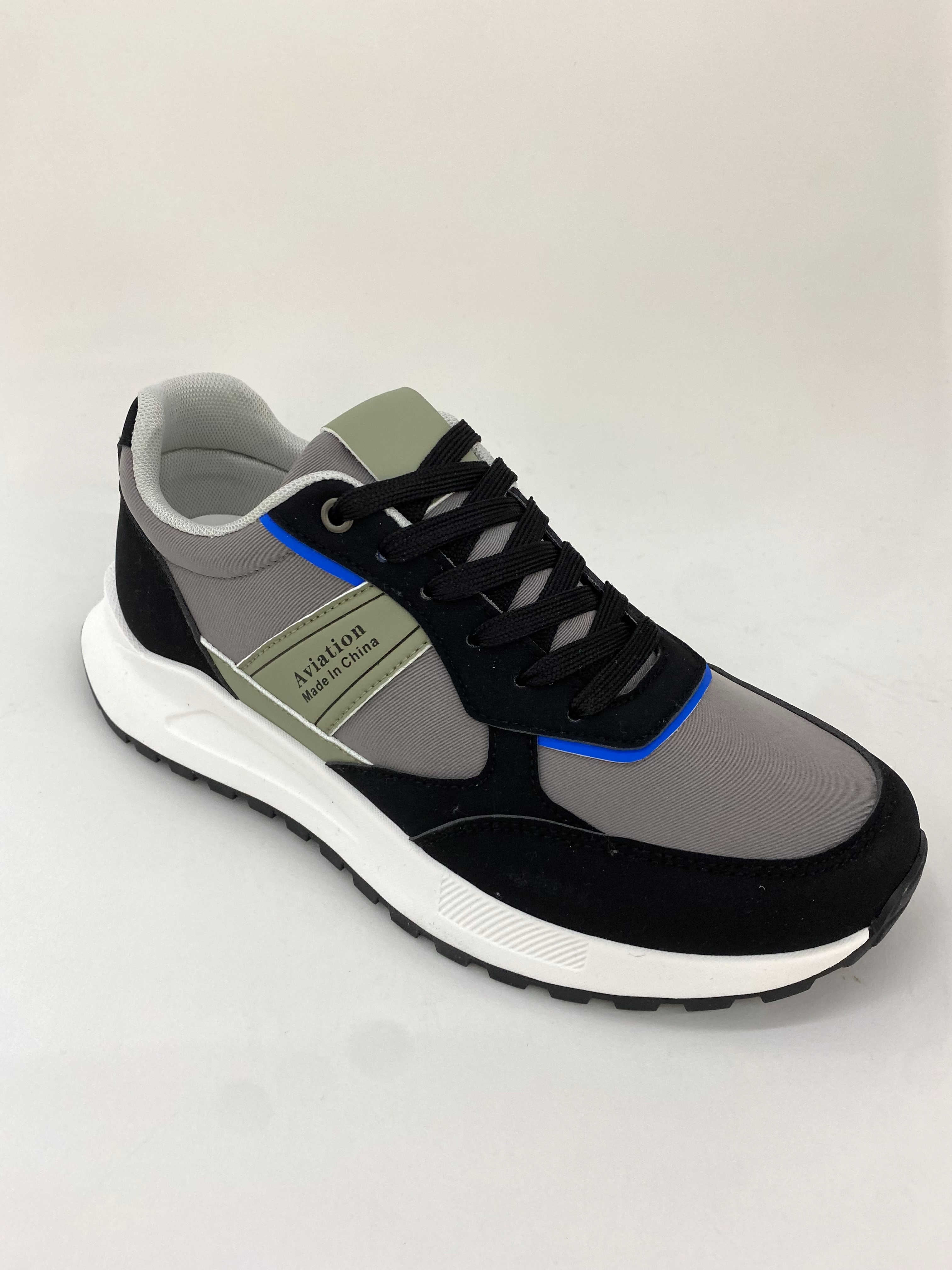 Black and grey men's spring running shoes are breathable, comfortable, anti-slip and shock-absorbing full figure