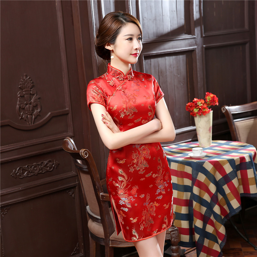 We offer a wide range of Tang suits, cheongsams, dragon and phoenix short flags, red performance costumes, new large-sized daily banquets, and wholesale embroidered brocade cheongsams that reach the k details Picture