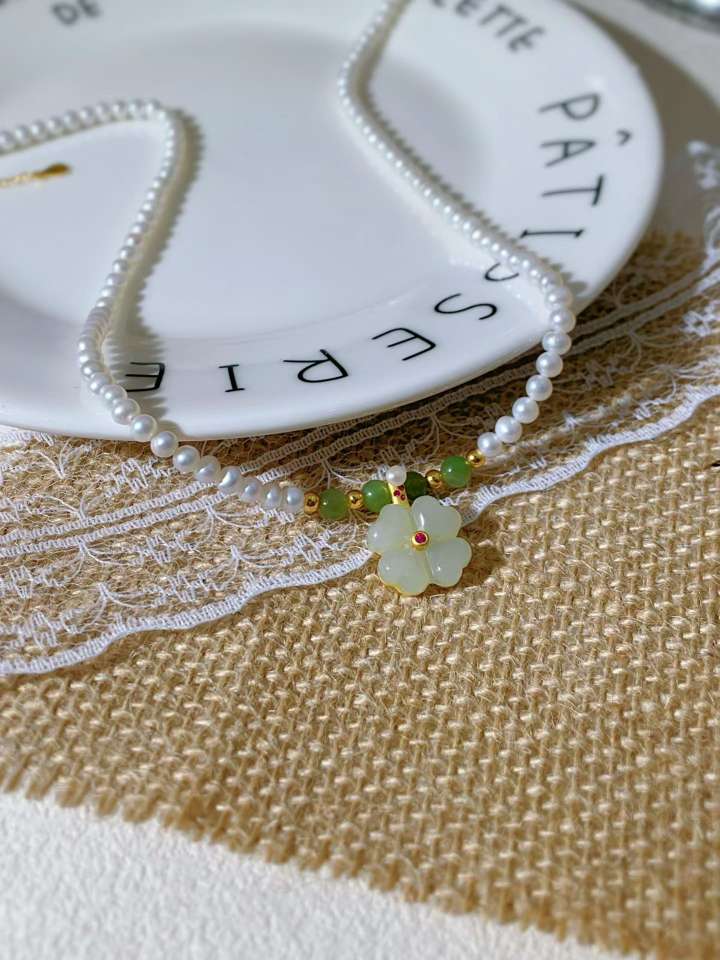 Happy Mother 's Day 💝 a 925 silver-encrusted hetian jade necklace, paired with natural pearls ➕ and gold roses 🌹, is exquisite and grand, exuding an air of cold elegance!