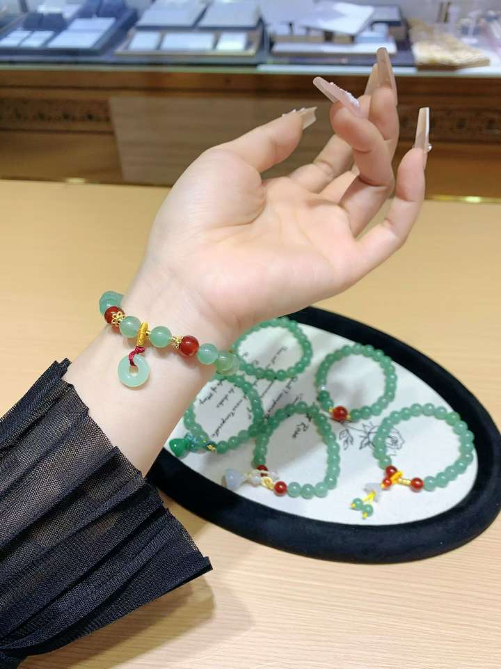 平替湖水绿，它真的不是和田玉
时光沉淀的温柔，它的细腻光泽，可以抚慰你一天的疲惫
这是属于大自然的馈赠，承载着千年的文化详情图6