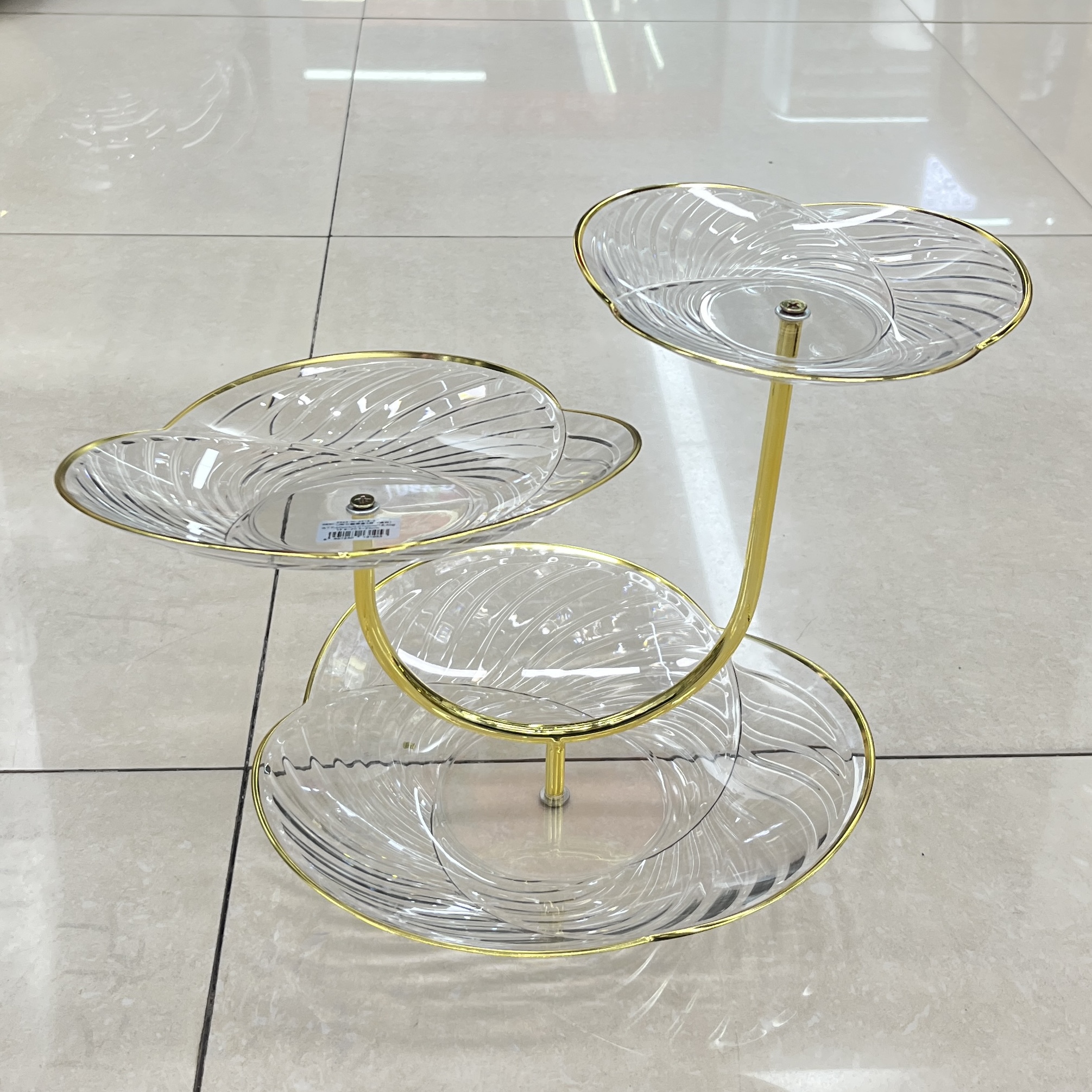 Light luxury gold-edge three-layer U-shaped three-petal fruit plate, transparent water ripple pastry rack, home living room snack tray Application Scenario