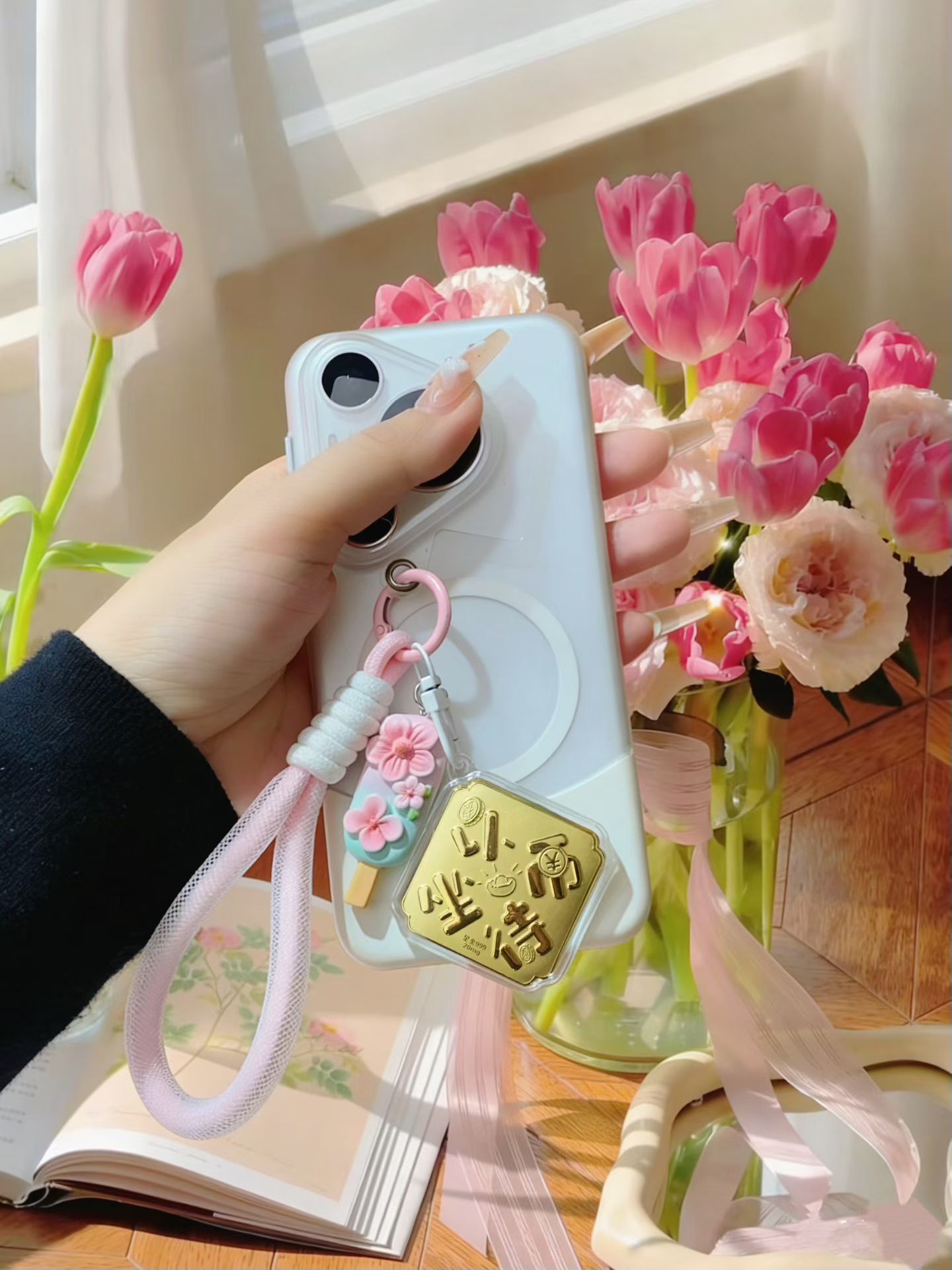 Because of you, I have always had spring and cherry blossoms 🌸 the spring breeze caresses the branches, pink and white cherry petals fall, paired with golden auspicious words. The little golden pieces are like crushed sunlight, shining on us, even the air is soaked Application Scenario