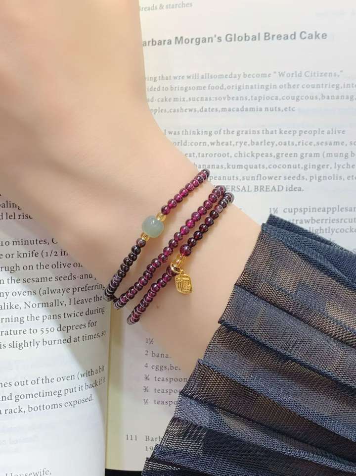 Garnet Bracelet: Nourishment and Joy on the wrist. Known as the "stone of women", garnet is a vital energy replenishment station on the wrist. The rich wine red color turns white in an instant when held, making one look full of vitality. details Picture