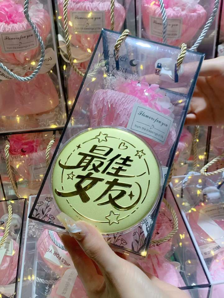 Happy Mother 's Day 🎁 Romantic and wealthy flower bouquet paired with golden pancake hide love in the gift 💝 may you be loved and rich, and good luck always be with [rose][rose][rose][hair] Item Picture
