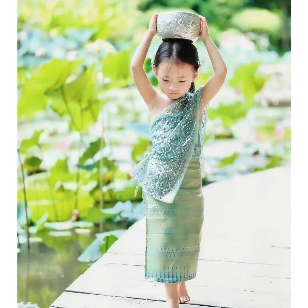 Dai ethnic costumes, girls' suits, Xishuangbanna Water-splashing Festival costumes, photos taken at the studio, Dai dance performance costumes, Thai-style clothing details Picture