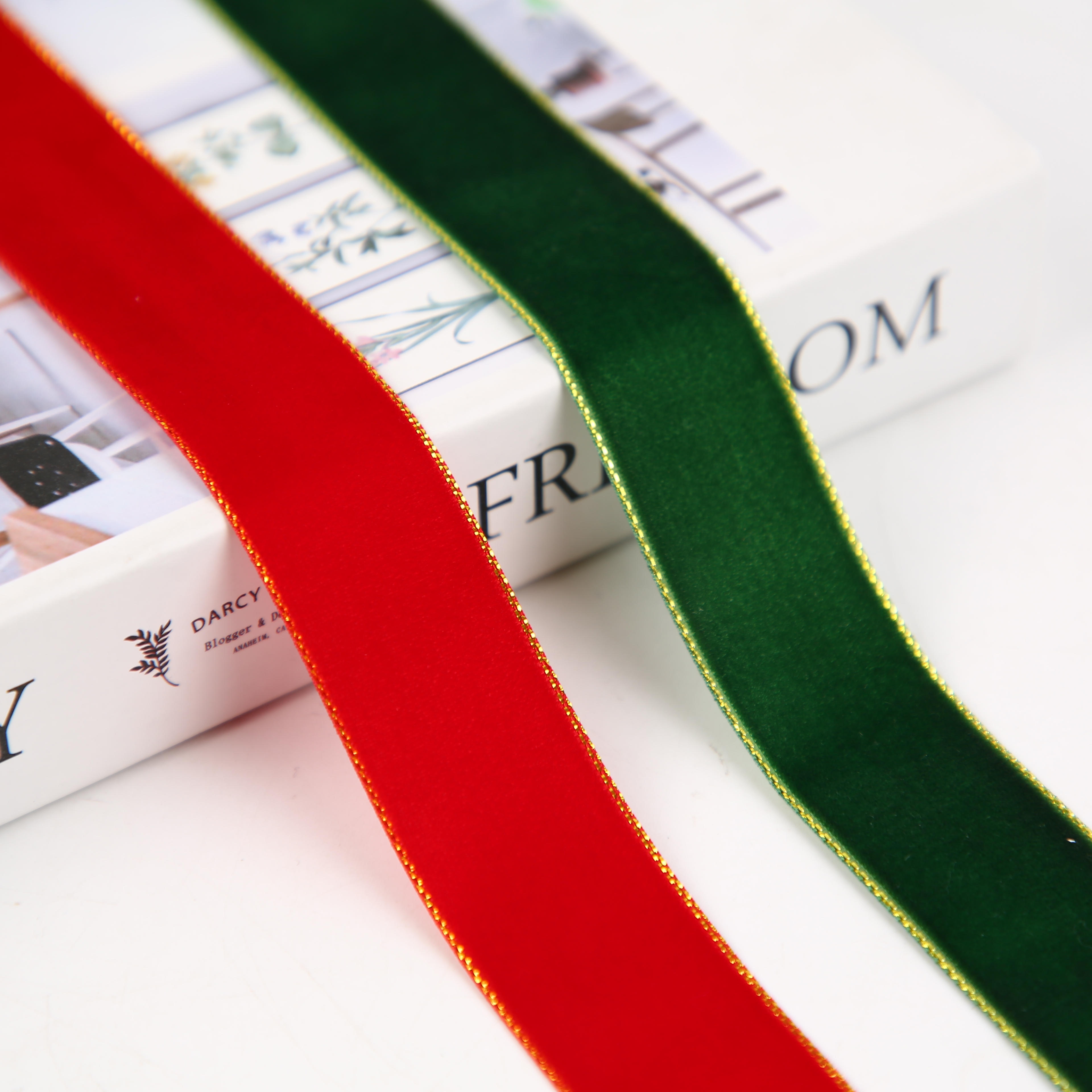 Christmas red and green golden-edge velvet ribbon, double-sided flocking velvet ribbon, golden-edge velvet ribbon, retro red and green golden-edge velvet ribbon, gift packaging, handmade DIY materials
