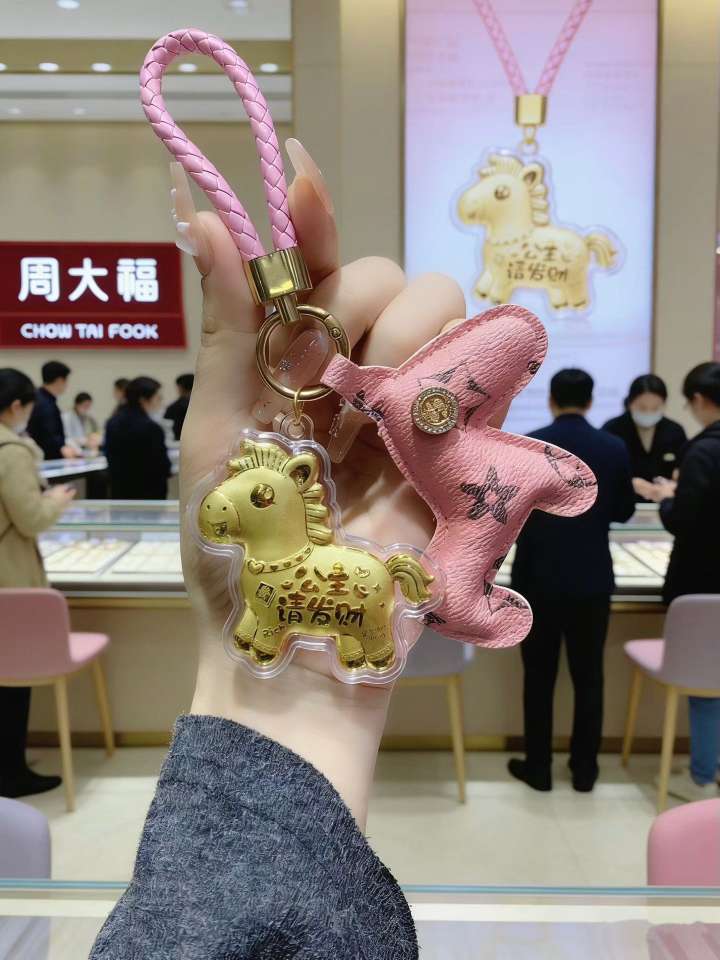 不是LV买不起，这只小马更有性价比[得意]
真的好高级老花纹路＋黄金小马，质感直接封神
看到它心情都变开心了~