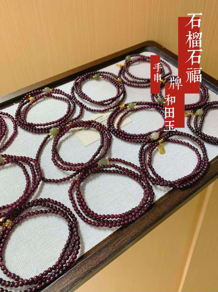 Garnet Bracelet: Nourishment and Joy on the wrist. Known as the "stone of women", garnet is a vital energy replenishment station on the wrist. The rich wine red color turns white in an instant when held, making one look full of vitality. Item Picture