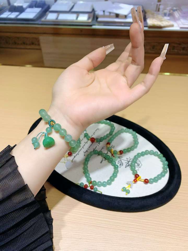平替湖水绿，它真的不是和田玉
时光沉淀的温柔，它的细腻光泽，可以抚慰你一天的疲惫
这是属于大自然的馈赠，承载着千年的文化产品图