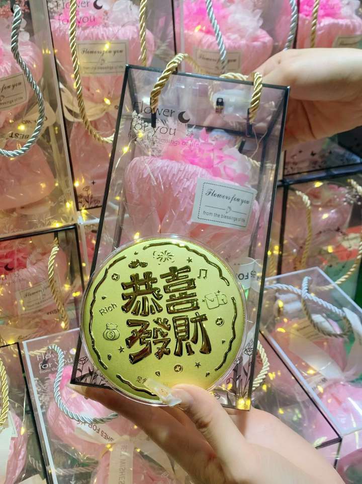 母亲节快乐🎁
浪漫有钱花花束搭配黄金大饼
把爱意藏进礼物💝
愿你被爱又发财，好运常在[玫瑰][玫瑰][玫瑰][發][