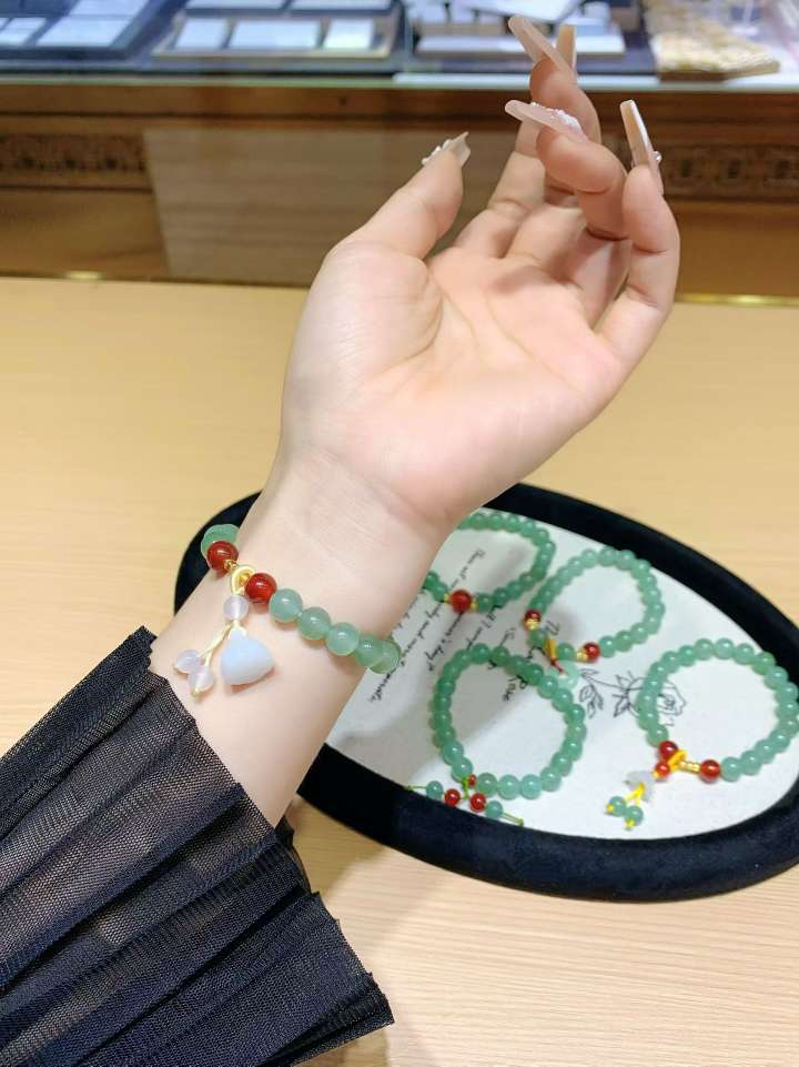 平替湖水绿，它真的不是和田玉
时光沉淀的温柔，它的细腻光泽，可以抚慰你一天的疲惫
这是属于大自然的馈赠，承载着千年的文化