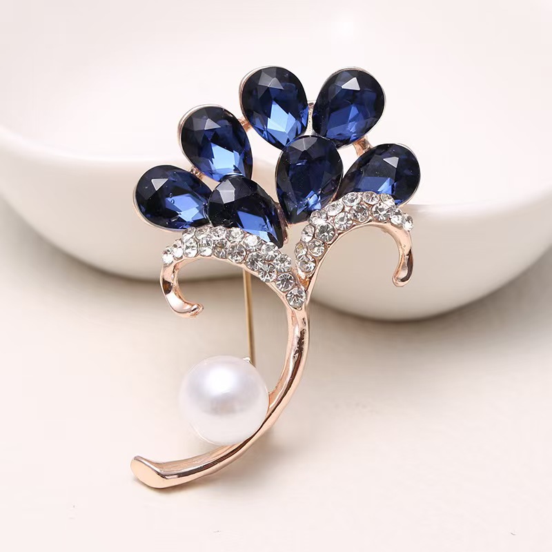 Crystal glass brooch, black blue diamond alloy brooch, rose gold white K water diamond brooch, factory direct sales, in stock supply Application Scenario