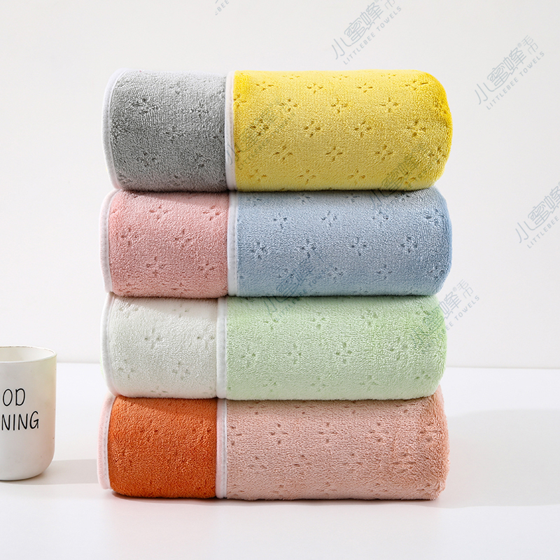 Double-sided double-layer coral fleece edge bath towel, plain color, super absorbent. Product number: 022 Application Scenario