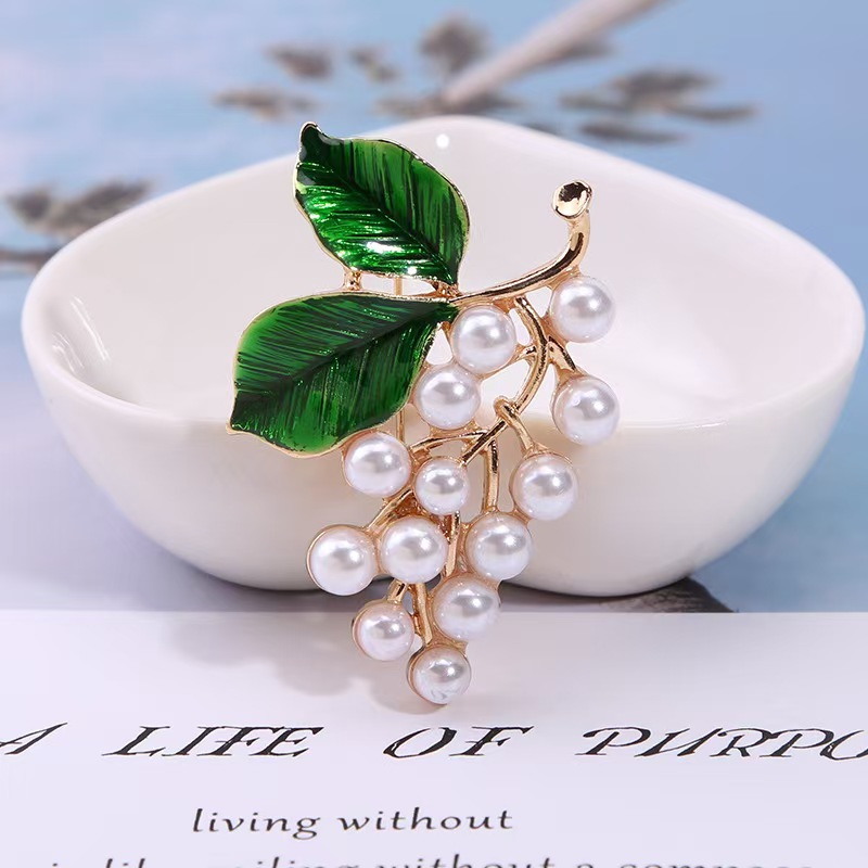 Plant oil drip brooch, green oil drip color retention electroplated brooch, elegant suit accessory brooch, clothing accessory brooch Item Picture