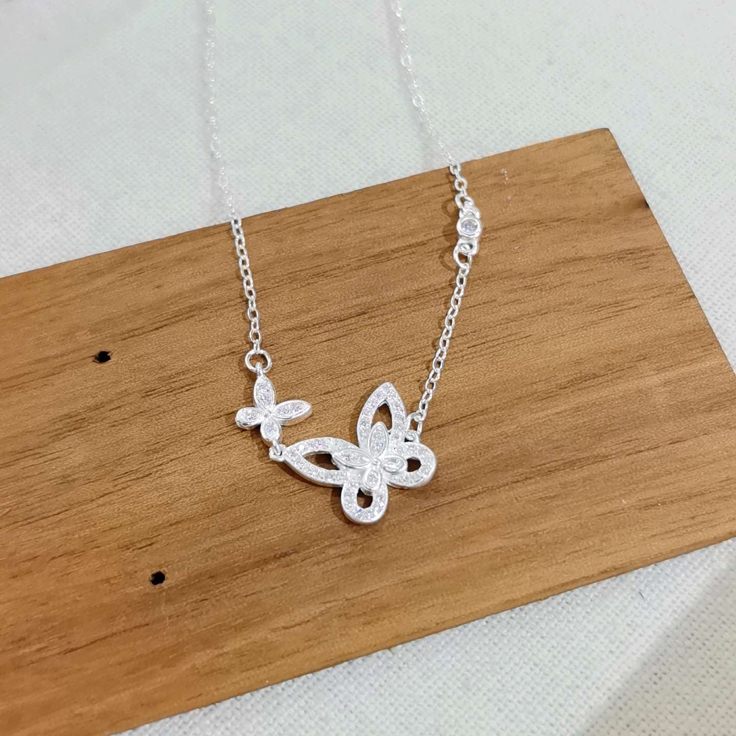 S990 Bubble Butterfly Micro-inlaid Necklace Application Scenario