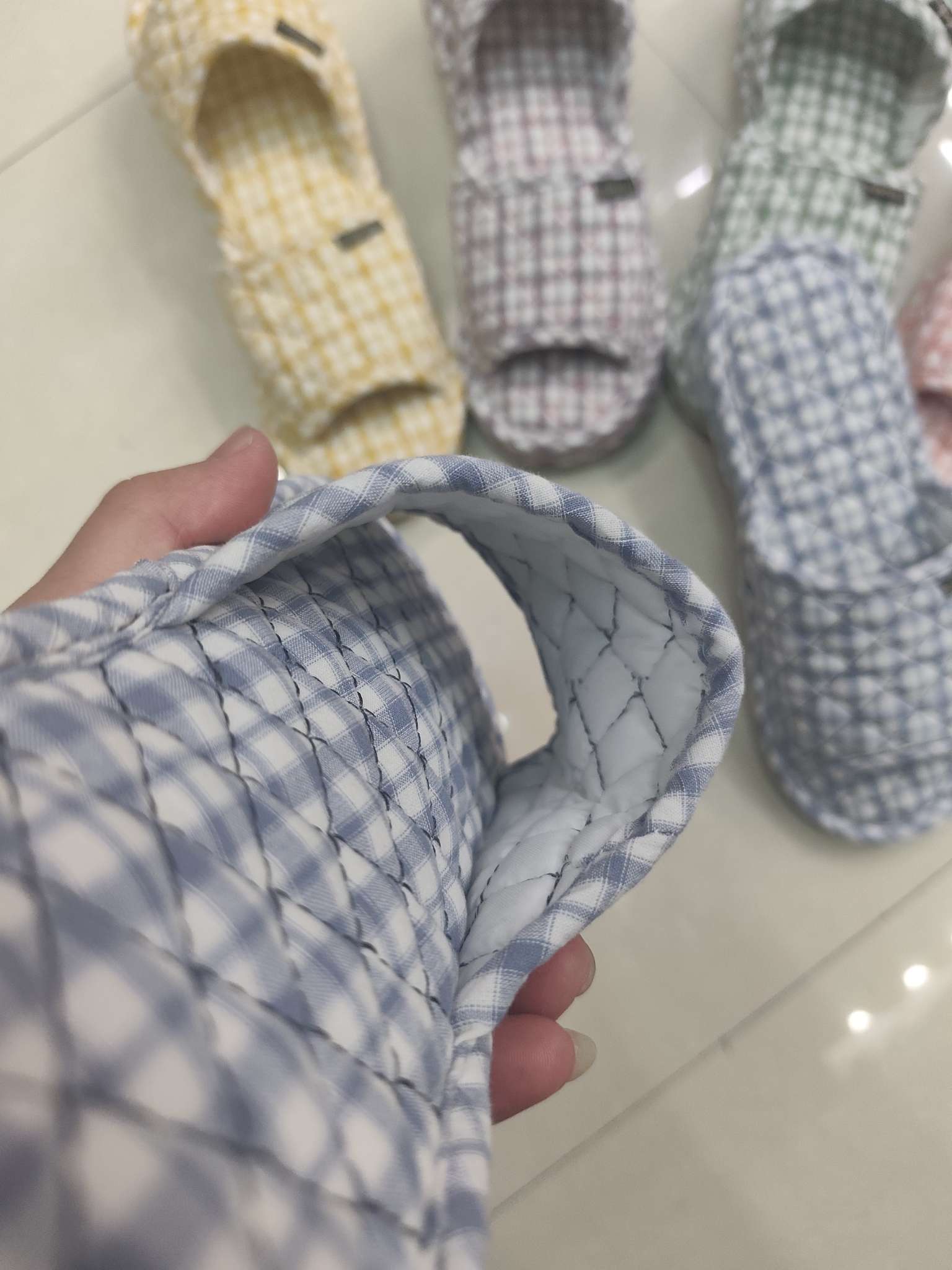 Checkered fabric men's and women's home slippers, simple home embroidered small checkered silent fabric slippers Mute cotton slipper detail image 7