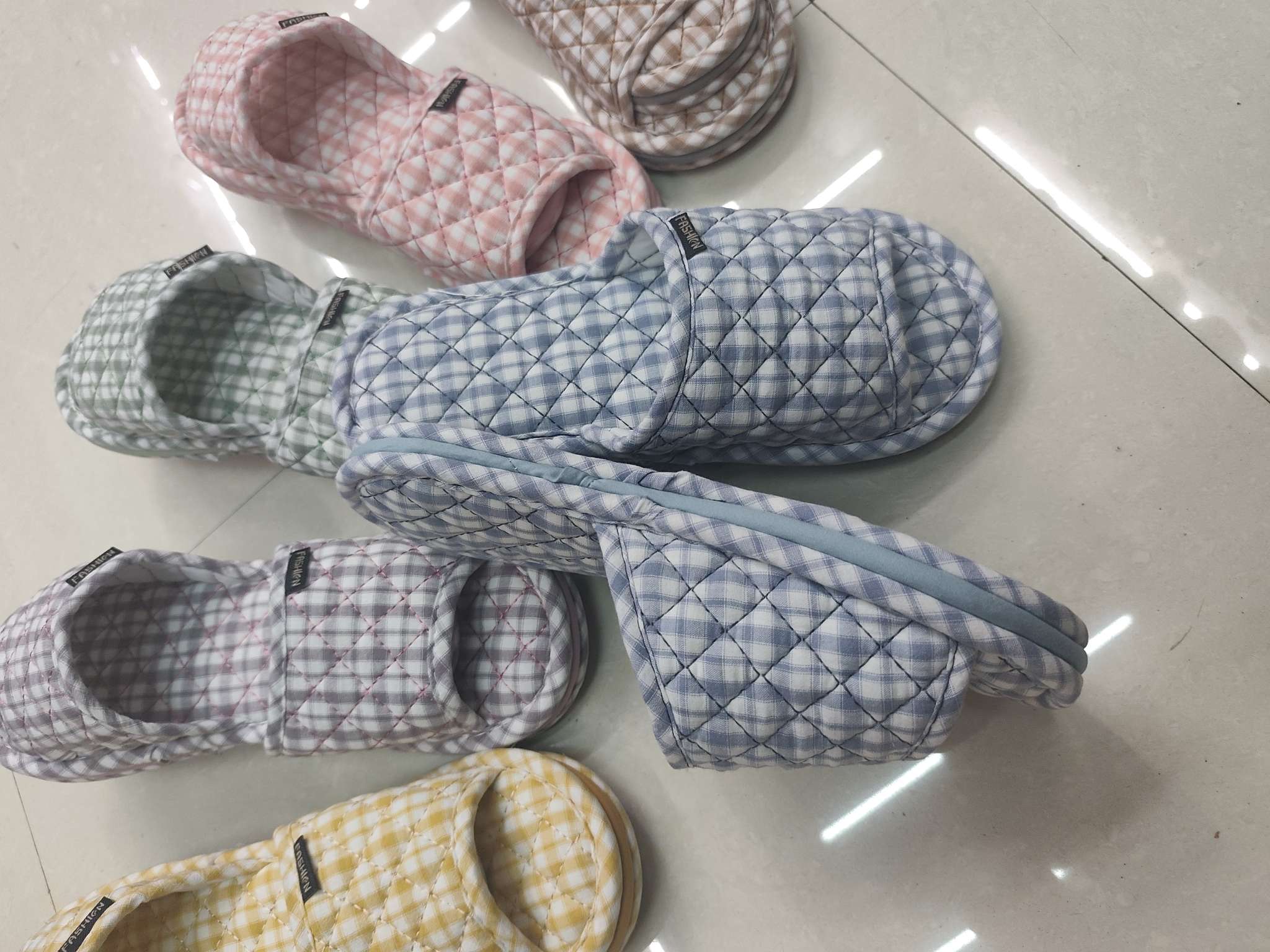 Checkered fabric men's and women's home slippers, simple home embroidered small checkered silent fabric slippers Mute cotton slipper details Picture