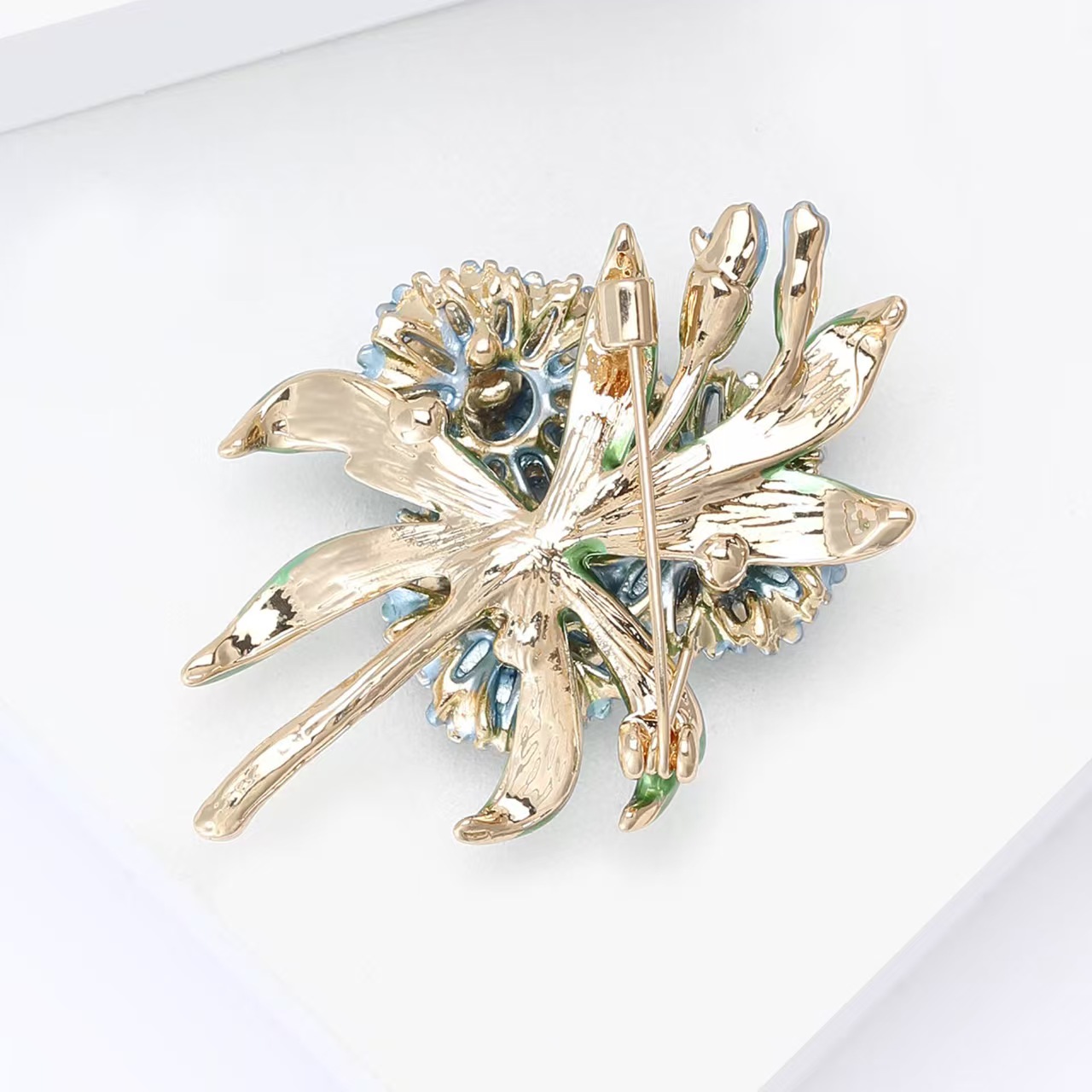 Exquisite and light luxury oil-dripping hydrangea brooch, fashionable and versatile, elegant and high-end lady's brooch accessory pin pic 4