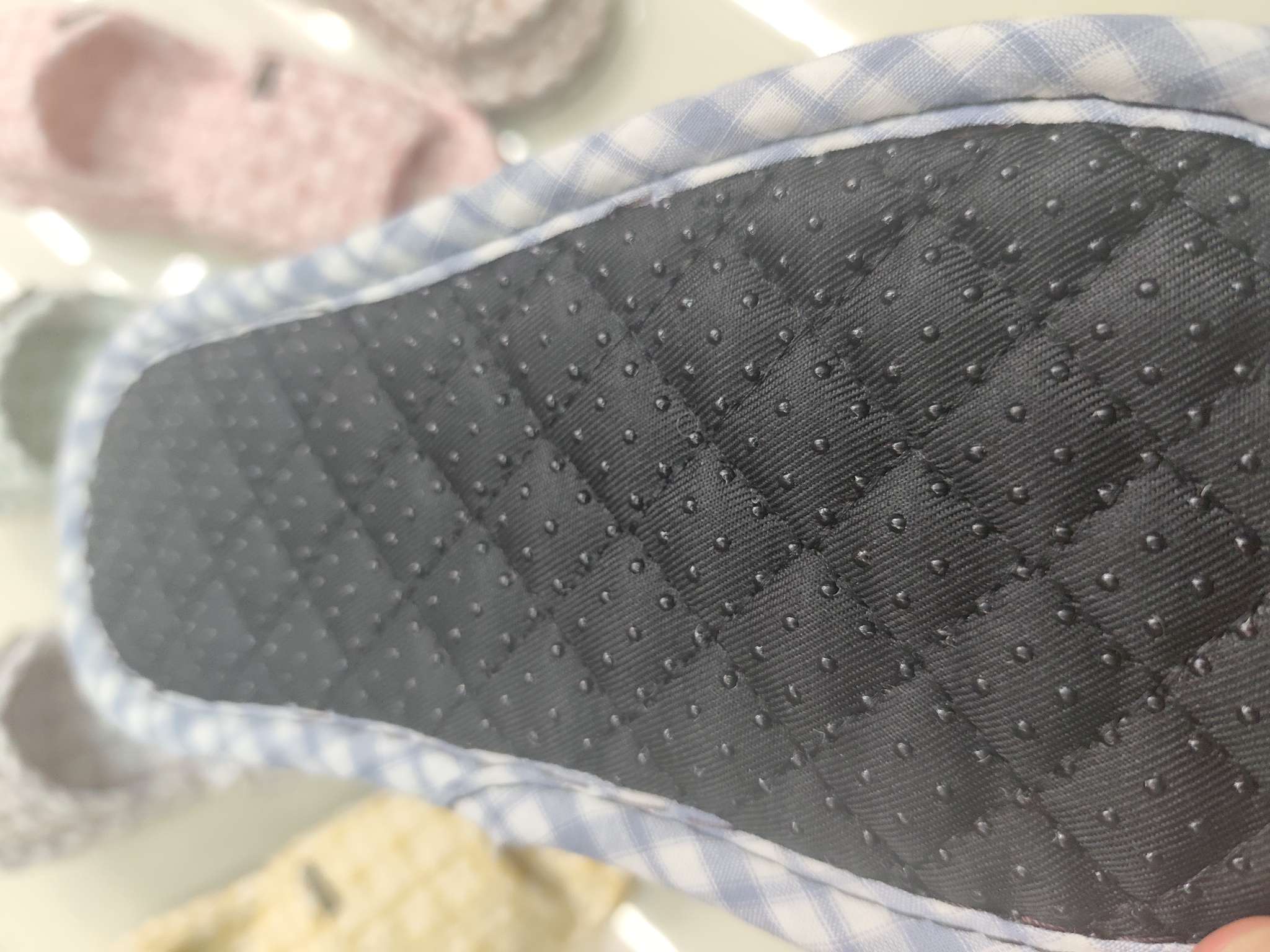 Checkered fabric men's and women's home slippers, simple home embroidered small checkered silent fabric slippers Mute cotton slipper Application Scenario