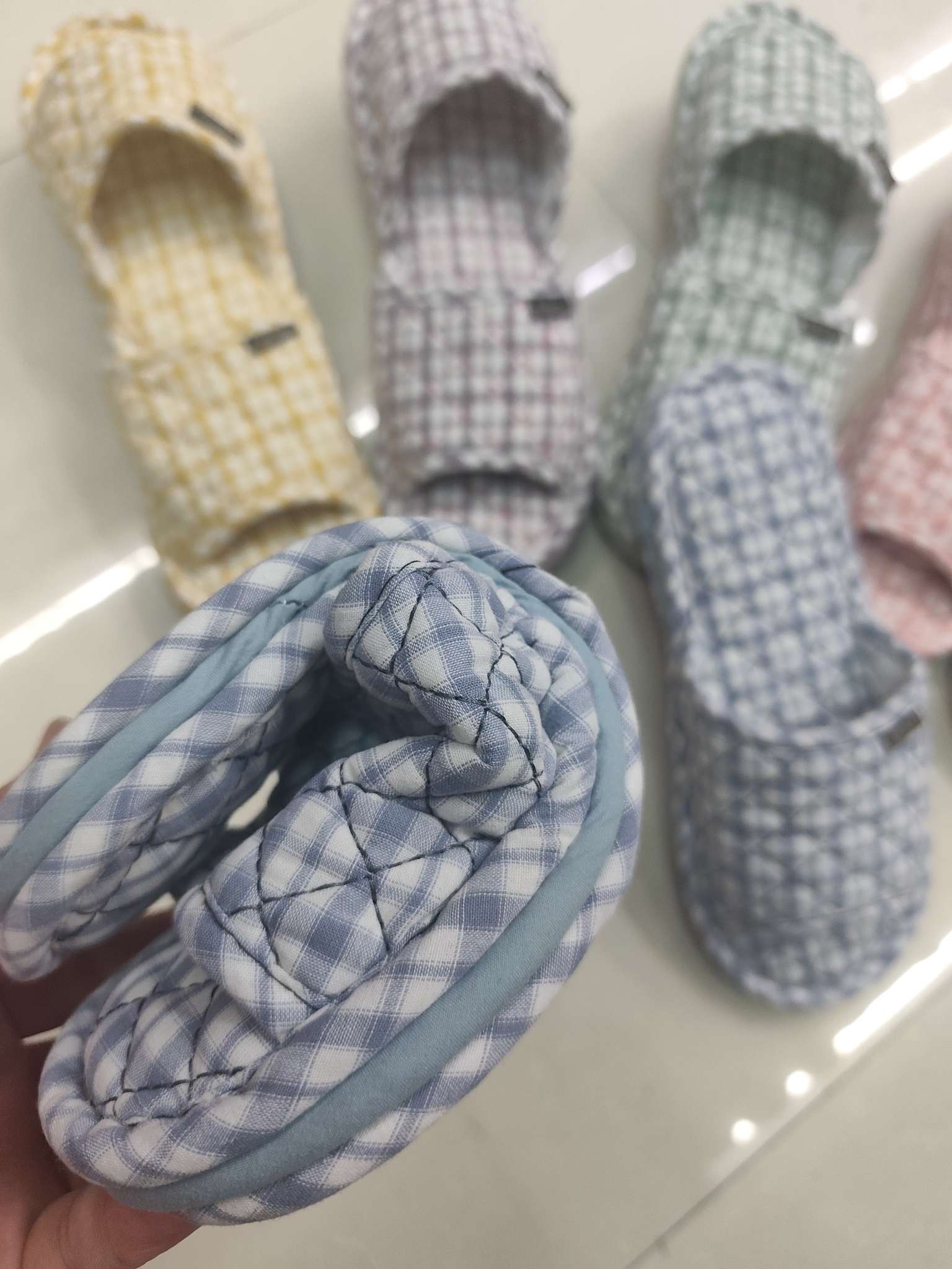 Checkered fabric men's and women's home slippers, simple home embroidered small checkered silent fabric slippers Mute cotton slipper Specification image