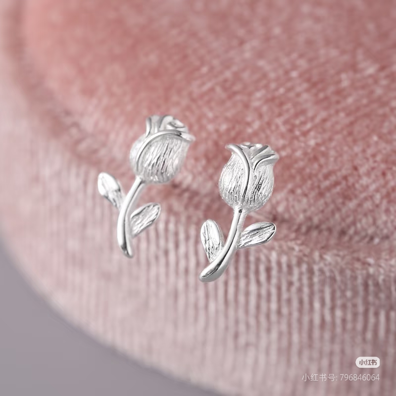 S925 sterling silver tulip flower stud earrings, a niche design with a cold and elegant style, are fashionable, light luxury and versatile earrings