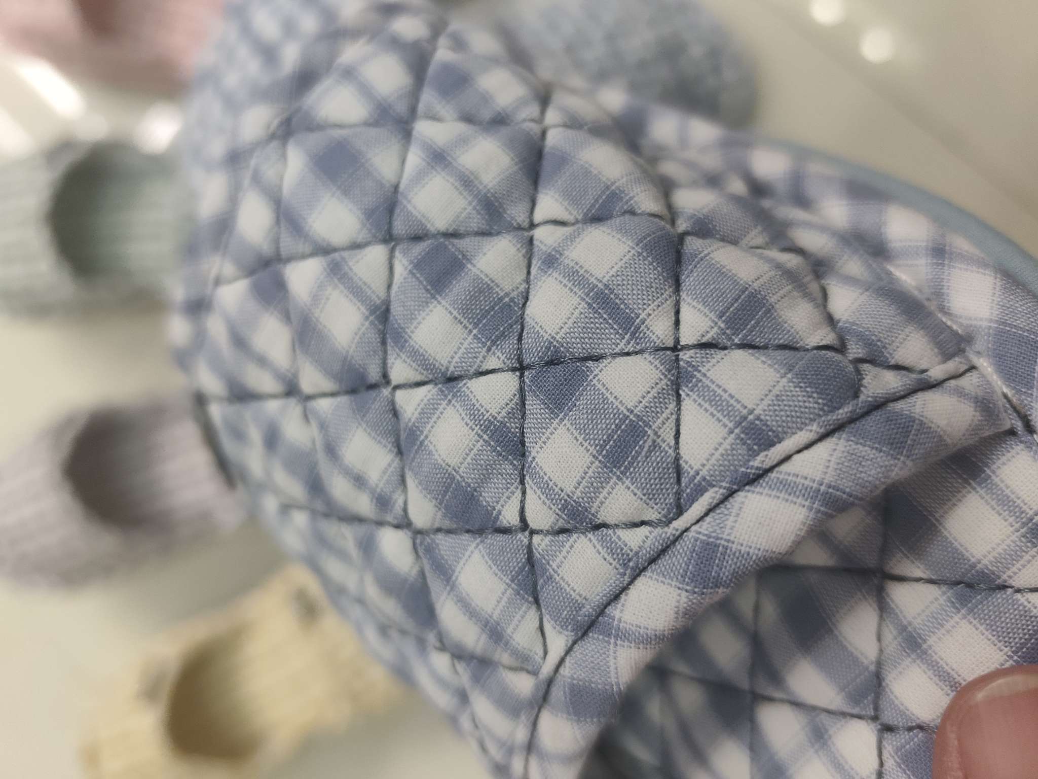 Checkered fabric men's and women's home slippers, simple home embroidered small checkered silent fabric slippers Mute cotton slipper detail image 5