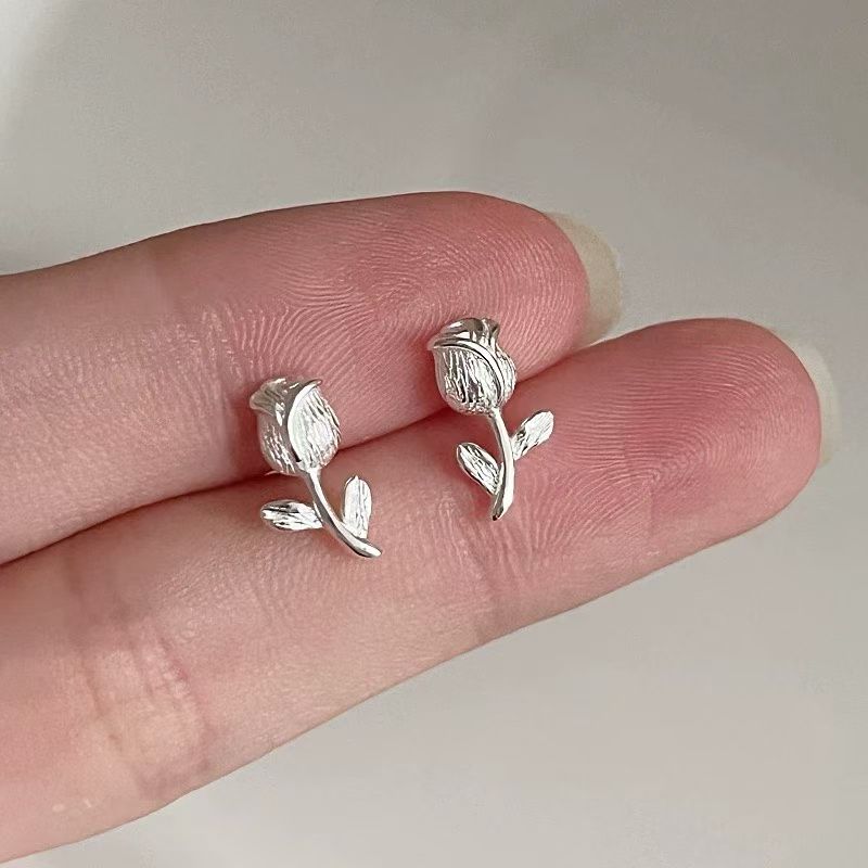 S925 sterling silver tulip flower stud earrings, a niche design with a cold and elegant style, are fashionable, light luxury and versatile earrings Item Picture