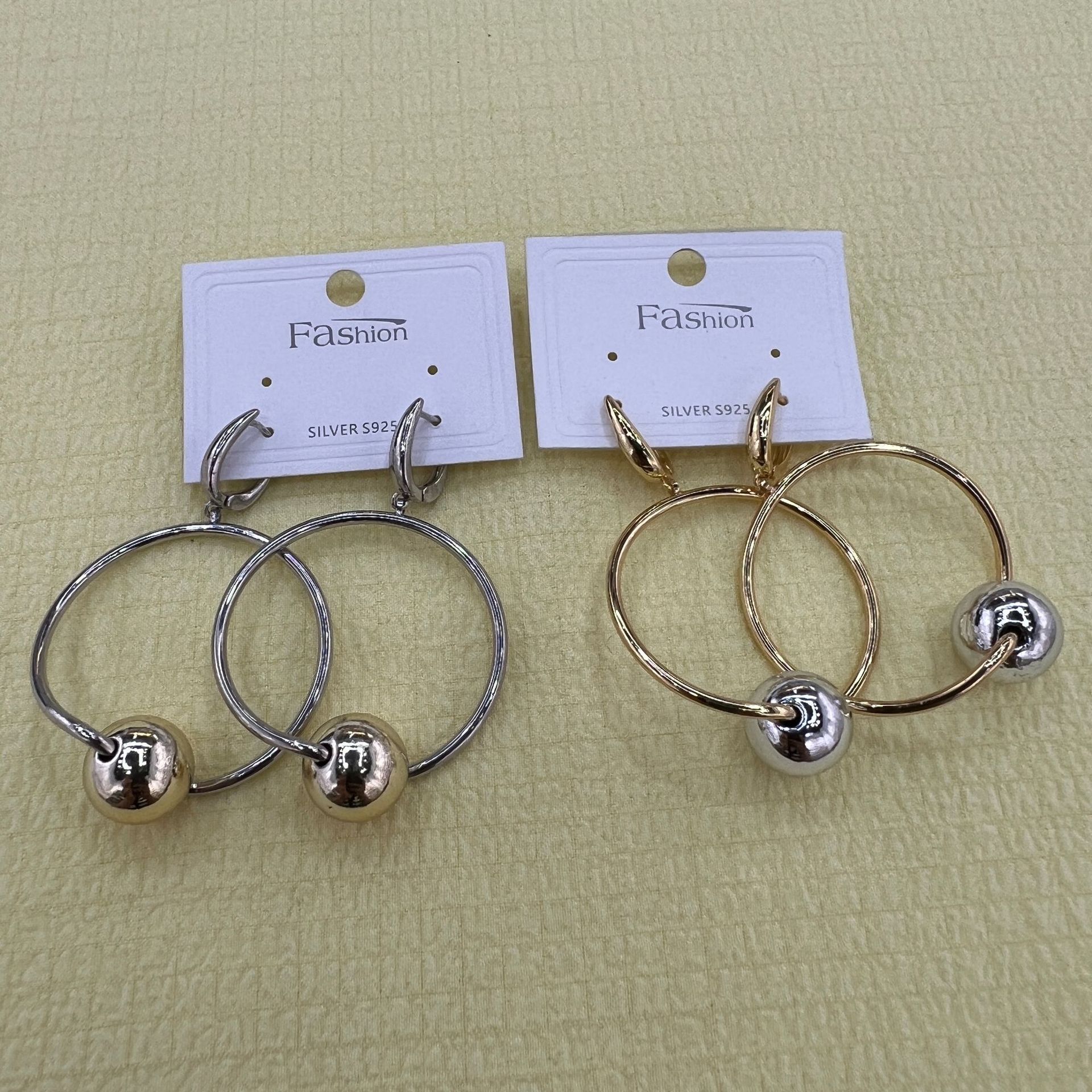 The main body of the fashionable earrings is rice bead woven crystal stud earrings