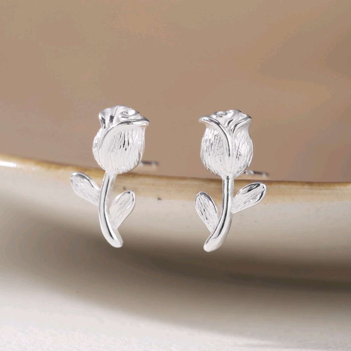 S925 sterling silver tulip flower stud earrings, a niche design with a cold and elegant style, are fashionable, light luxury and versatile earrings detail image 2