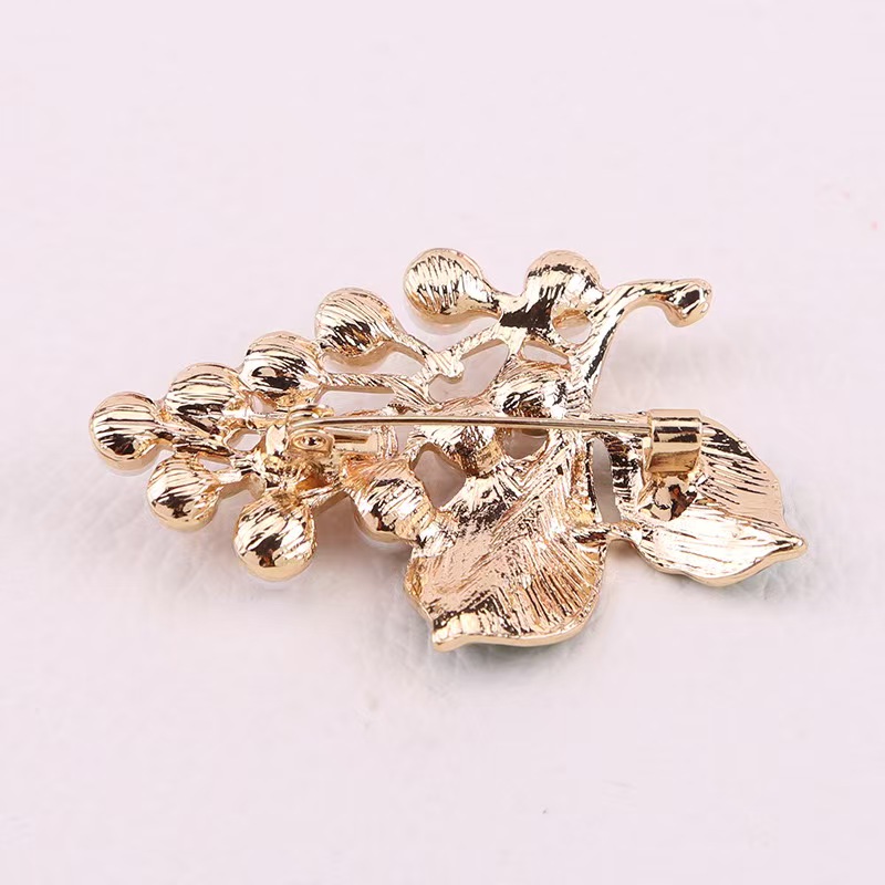 Plant oil drip brooch, green oil drip color retention electroplated brooch, elegant suit accessory brooch, clothing accessory brooch Specification image