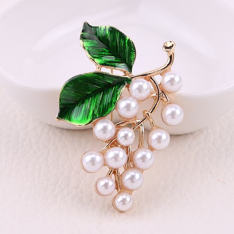 Plant oil drip brooch, green oil drip color retention electroplated brooch, elegant suit accessory brooch, clothing accessory brooch Application Scenario