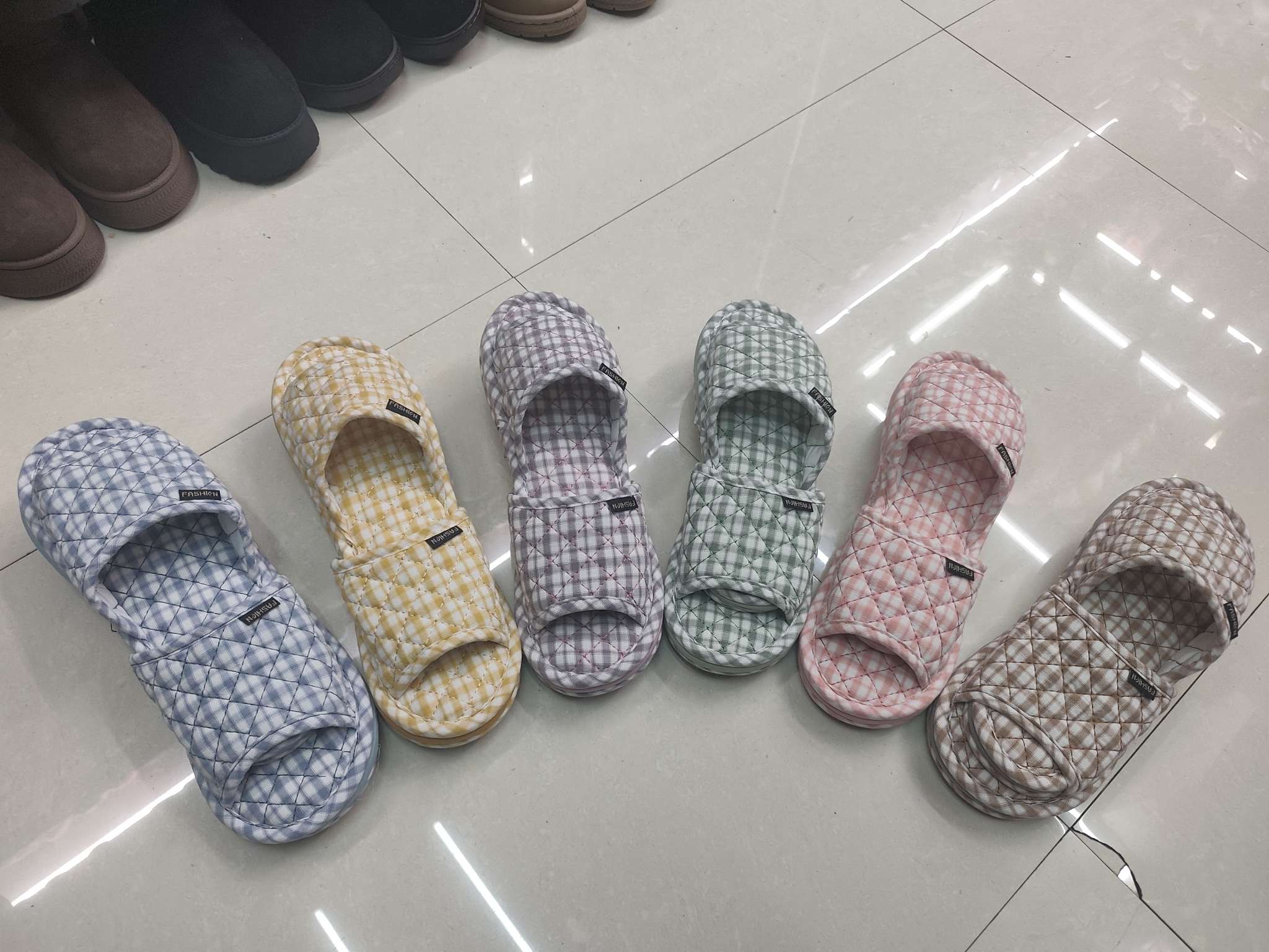 Checkered fabric men's and women's home slippers, simple home embroidered small checkered silent fabric slippers Mute cotton slipper detail image 2