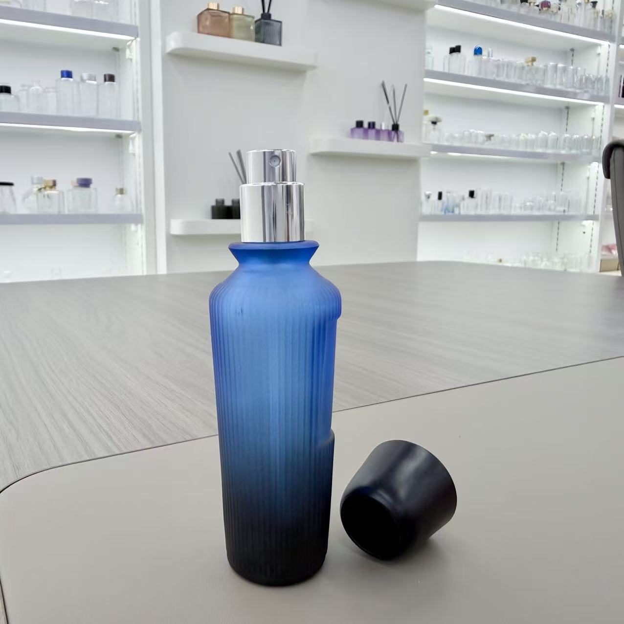 蓝色渐变瓶身黑色瓶盖香水瓶30ml磨砂香水瓶批发产品图