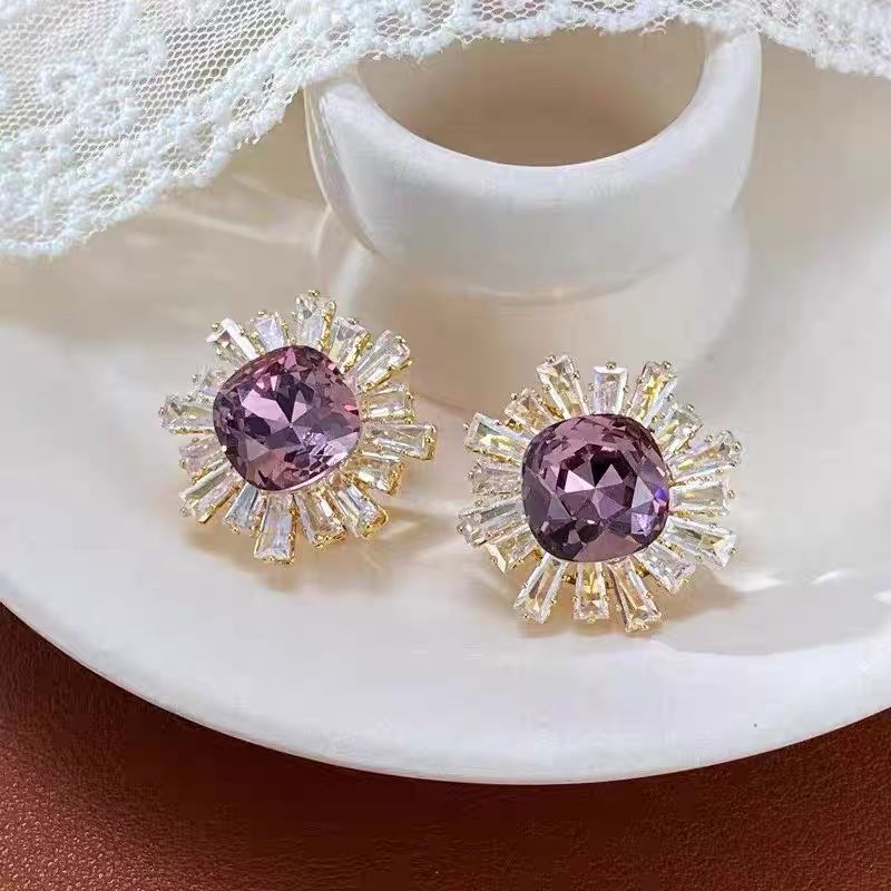Light luxury, fashionable, exaggerated and high-end, full of zirconium sunflower stud earrings, exquisite, unique and individual design, versatile and super shiny earrings Item Picture