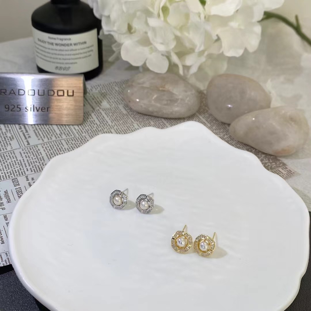 The pearl and diamond earrings are extremely beautiful