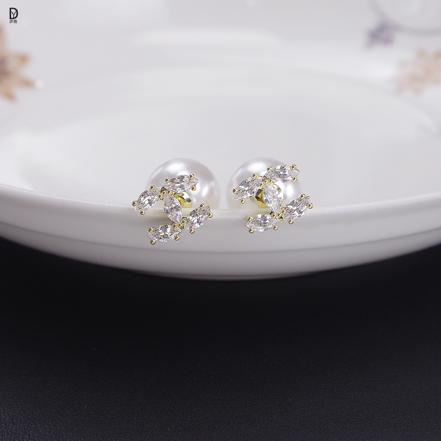 Xiaoxiang's light luxury and high-end earrings, Zircon simple Spring and summer pearl earrings for women, 2025 new style, elegant and exquisite stud earrings Application Scenario